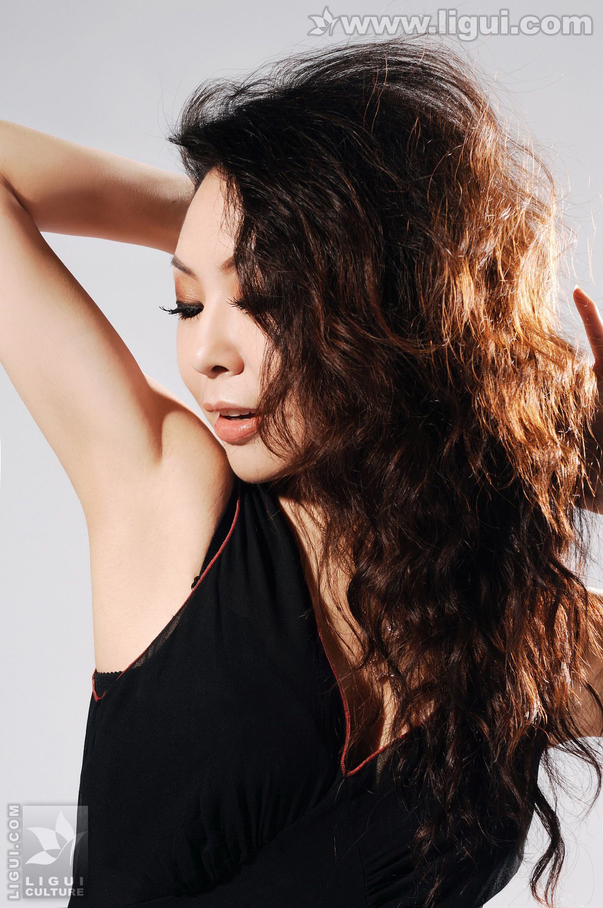 Model 冰清《亮丽熟女的黑色香水情缘》 [丽柜LiGui] 丝袜玉足写真图片_第1张