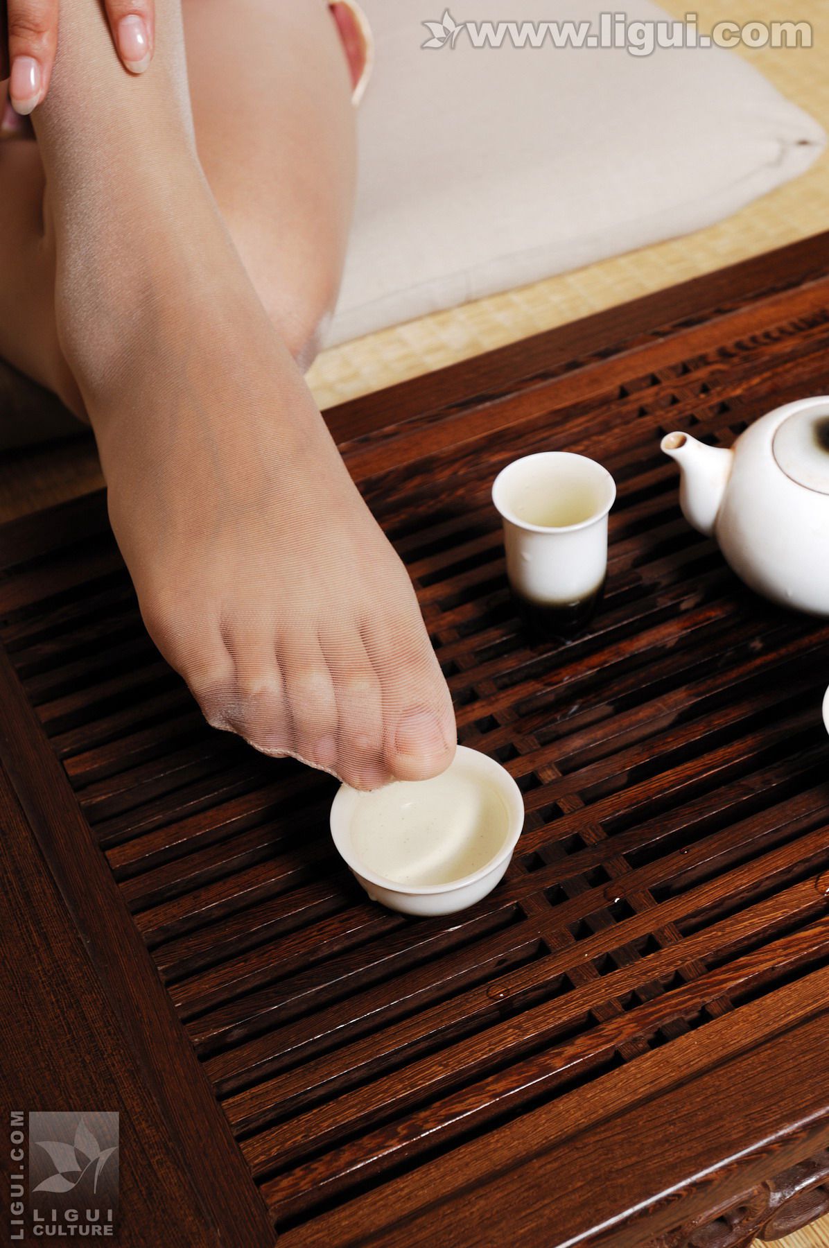 Model 梦娜《玉足茶艺秀柔情》 [丽柜LiGui] 美腿玉足写真图片_第4张