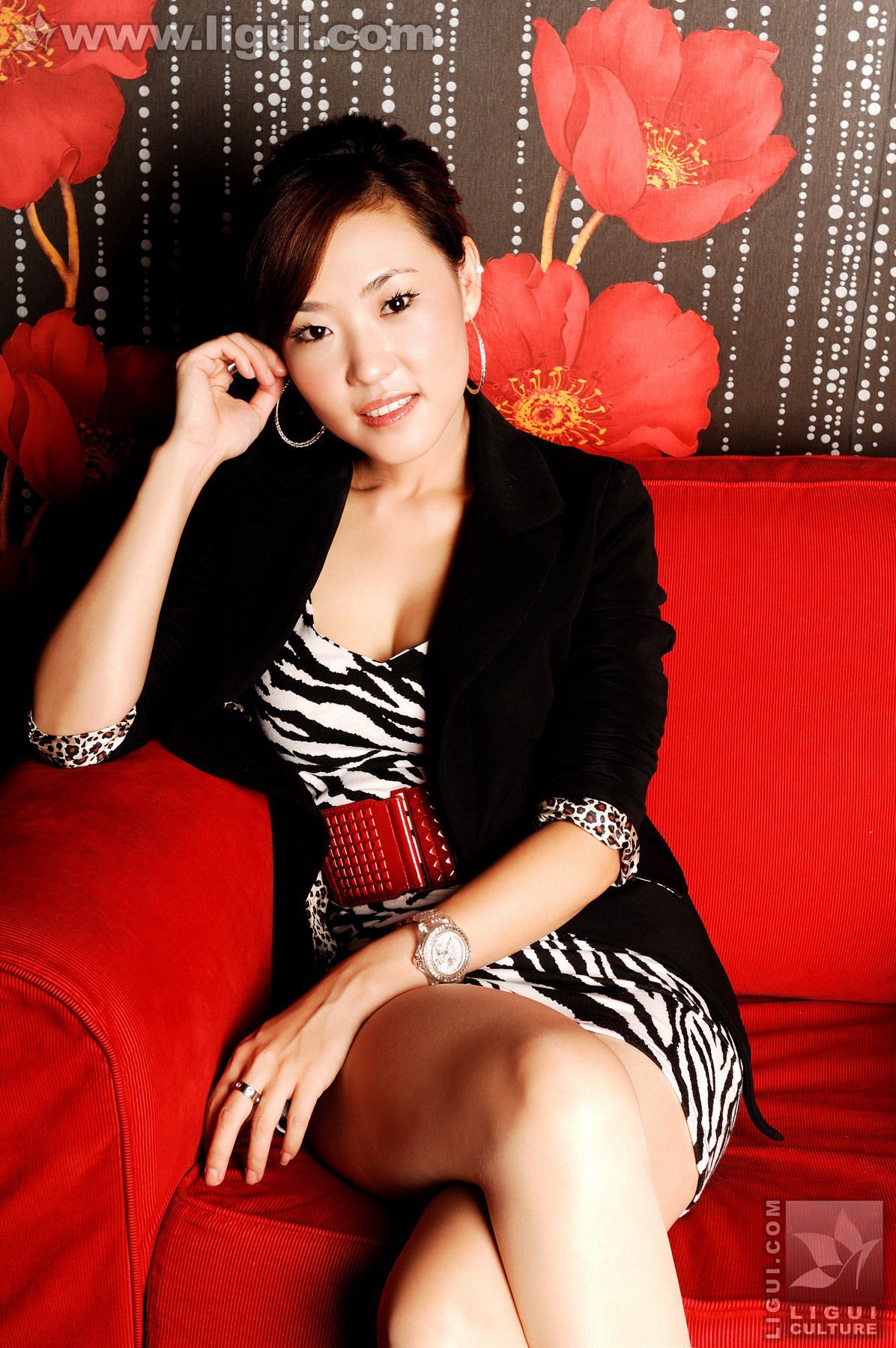 Model CoCo《沉醉其中》 [丽柜LiGui] 美腿玉足写真图片_第1张