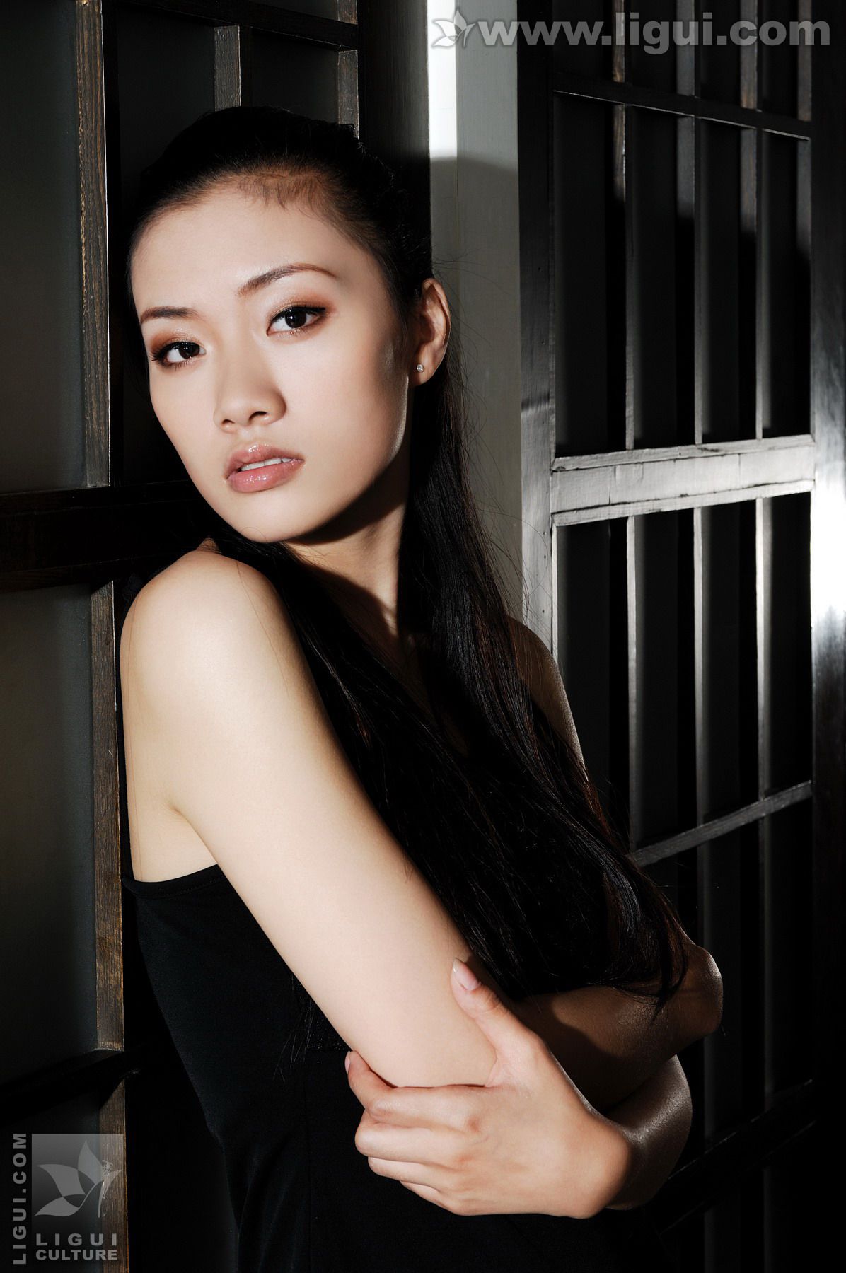 Model 廖梦茜《黑暗中的诱惑身躯》 [丽柜LiGui] 美腿玉足写真图片_第1张