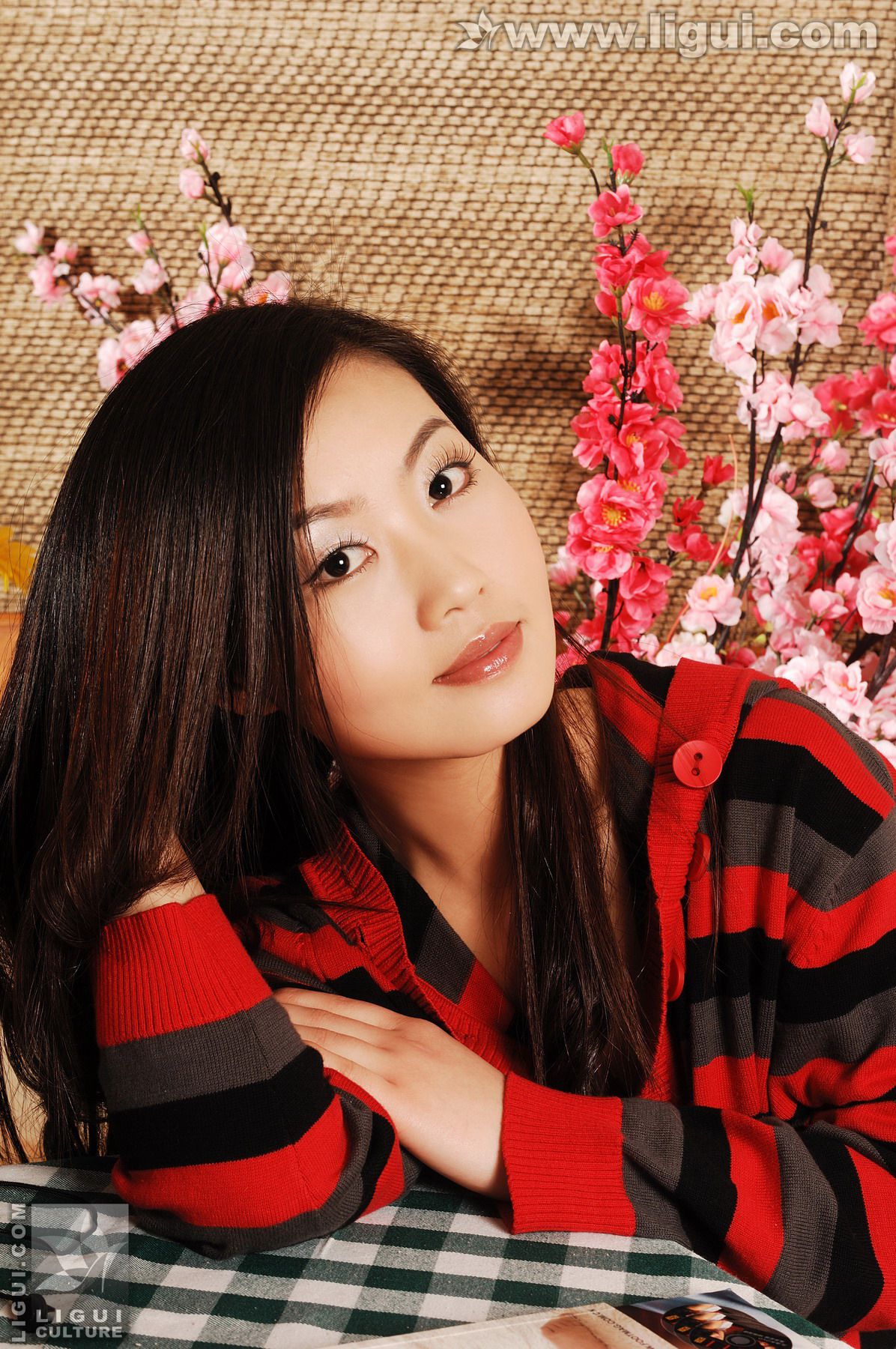 Model 小璐璐《居家风情美足踩踏》 [丽柜LiGui] 美腿玉足写真图片_第1张