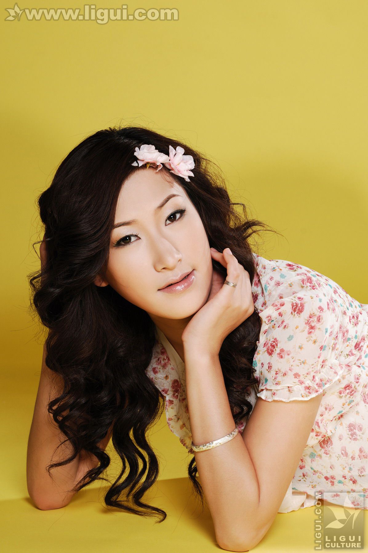 Model 婷婷《迷人风情之甜蜜蜜》 [丽柜LiGui] 美腿玉足写真图片_第1张