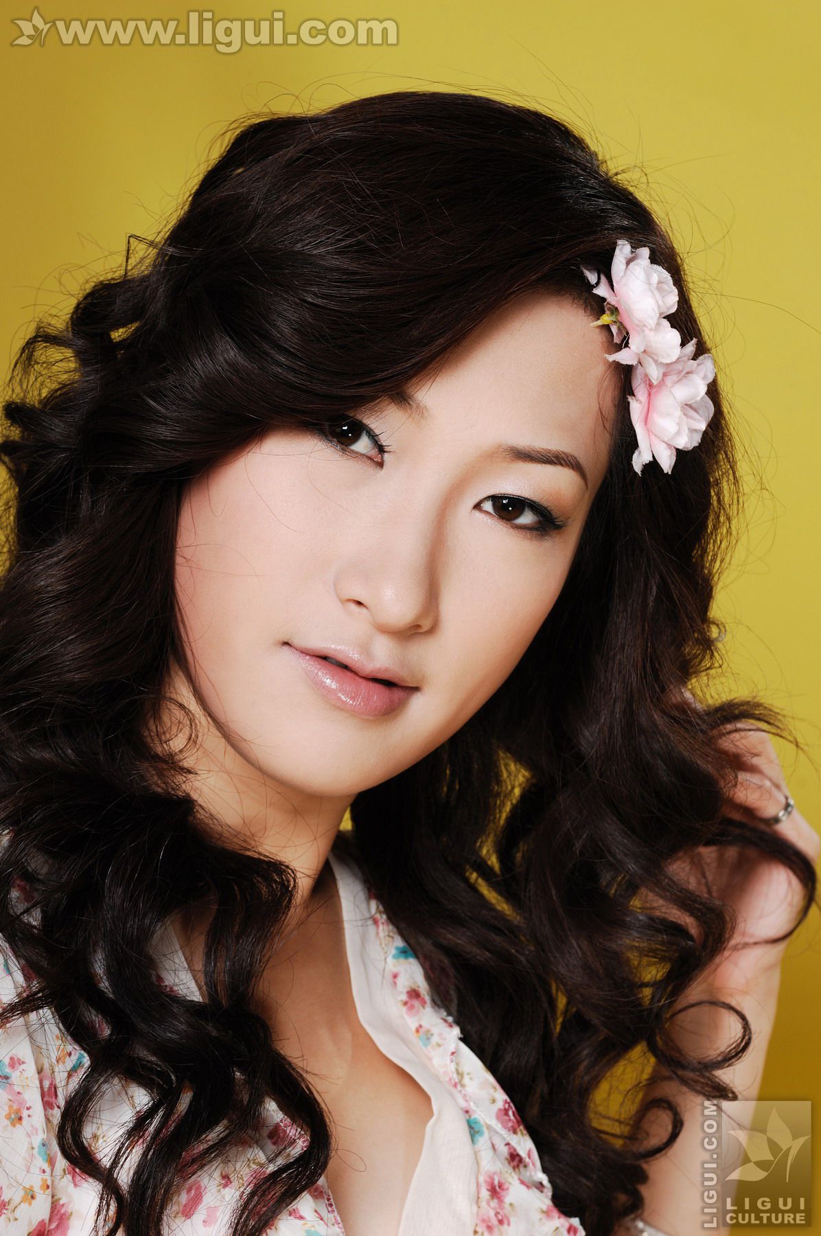 Model 婷婷《迷人风情之甜蜜蜜》 [丽柜LiGui] 美腿玉足写真图片_第5张