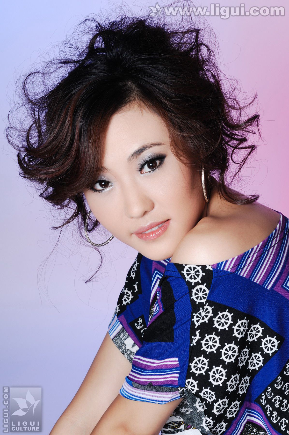 Model CoCo《多彩世界中的美足风情》 [丽柜LiGui] 美腿玉足写真图片_第2张