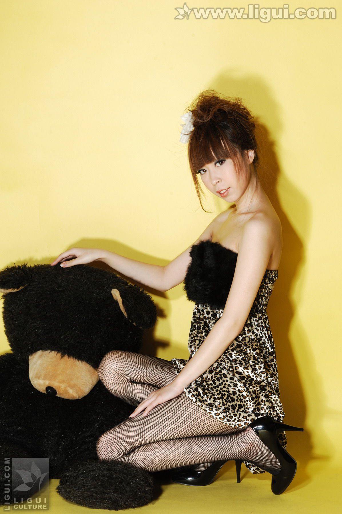 Model Vicky《与小熊玩偶之间的黑丝摩登秀》 [丽柜LiGui] 美腿玉足写真图片_第4张