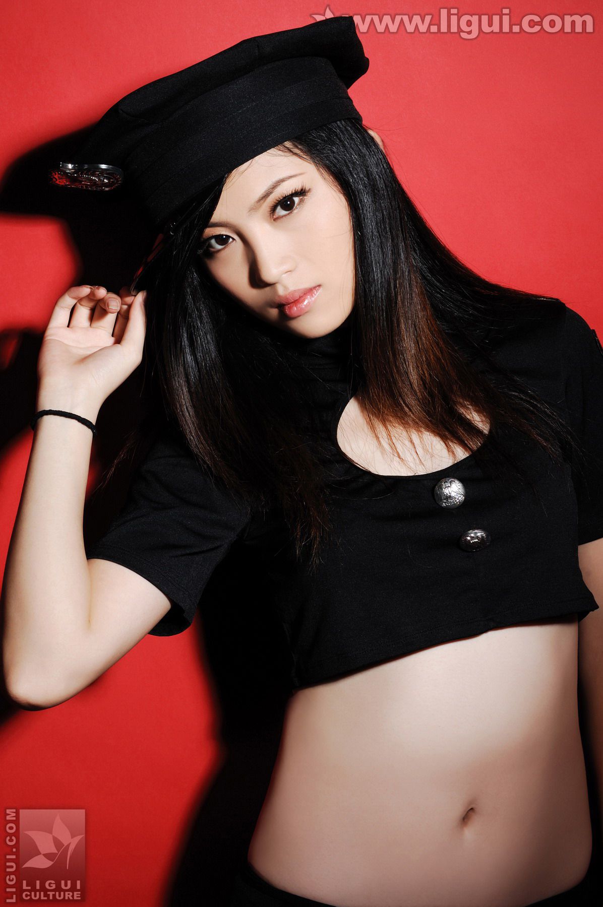 Model 左左《红色背景的性感女郎风情》 [丽柜美束LiGui] 美腿玉足写真图片_第1张