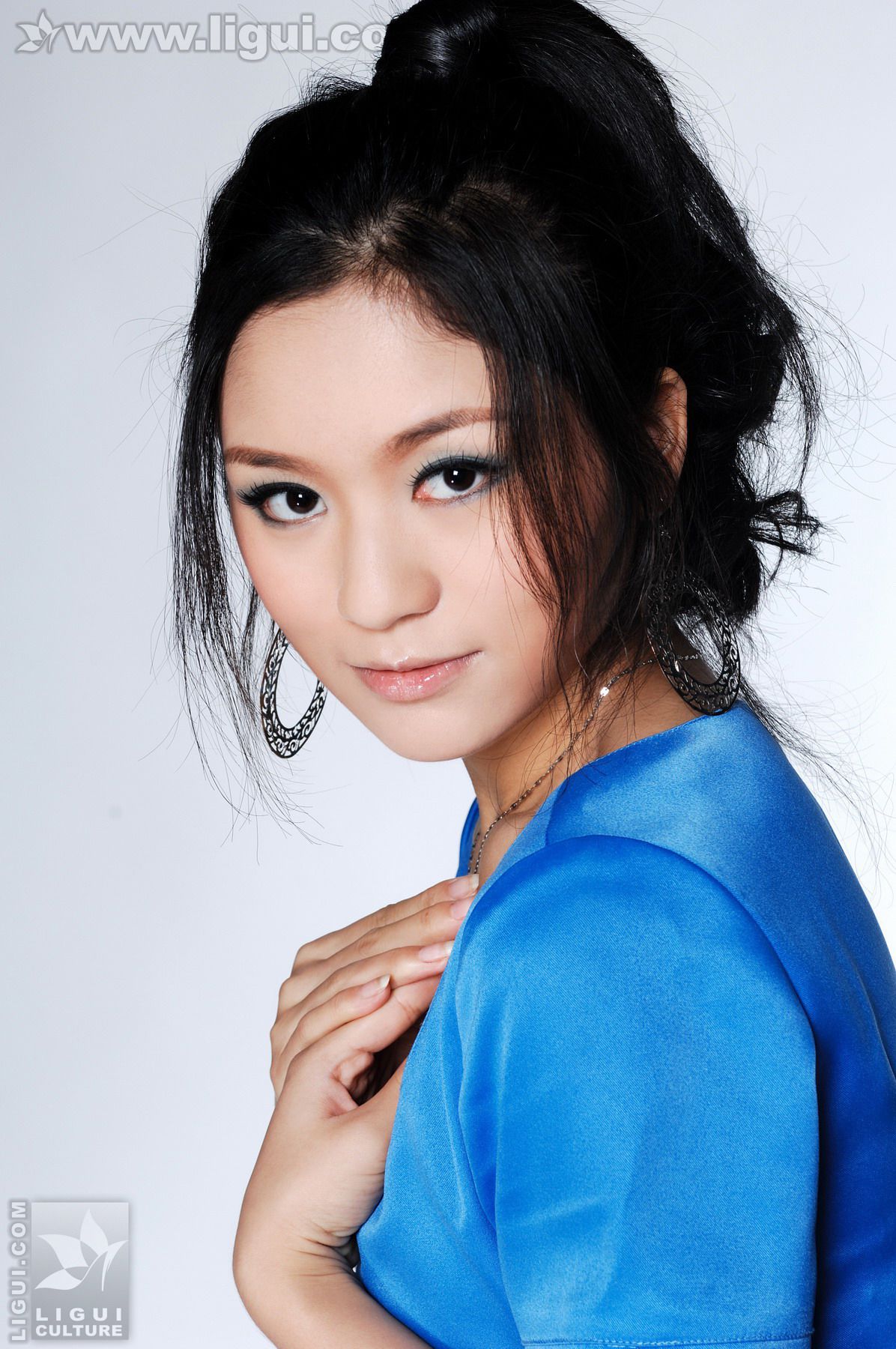 Model 英子《完美气质，蓝色诱惑》 [丽柜LiGui] 美腿玉足写真图片_第1张