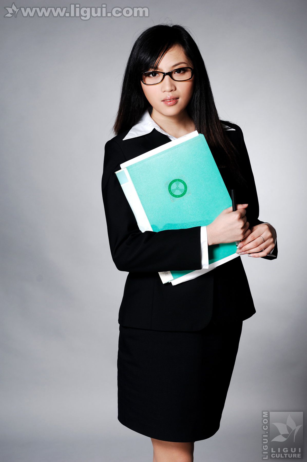 Model 左左《性感白领商务间美腿展示》 [丽柜LiGui] 美腿玉足写真图片_第1张