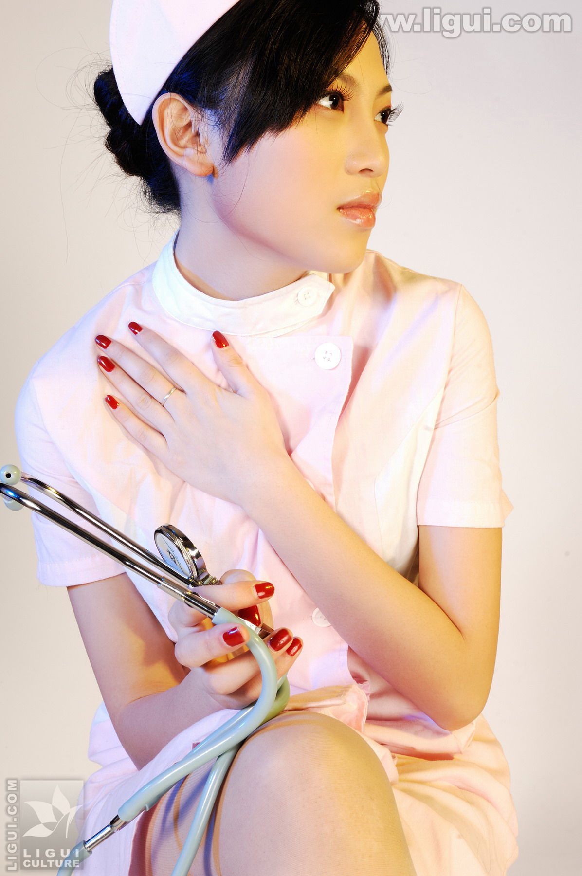 Model 左左《完美的护士情节》 [丽柜LiGui] 美腿玉足写真图片_第1张