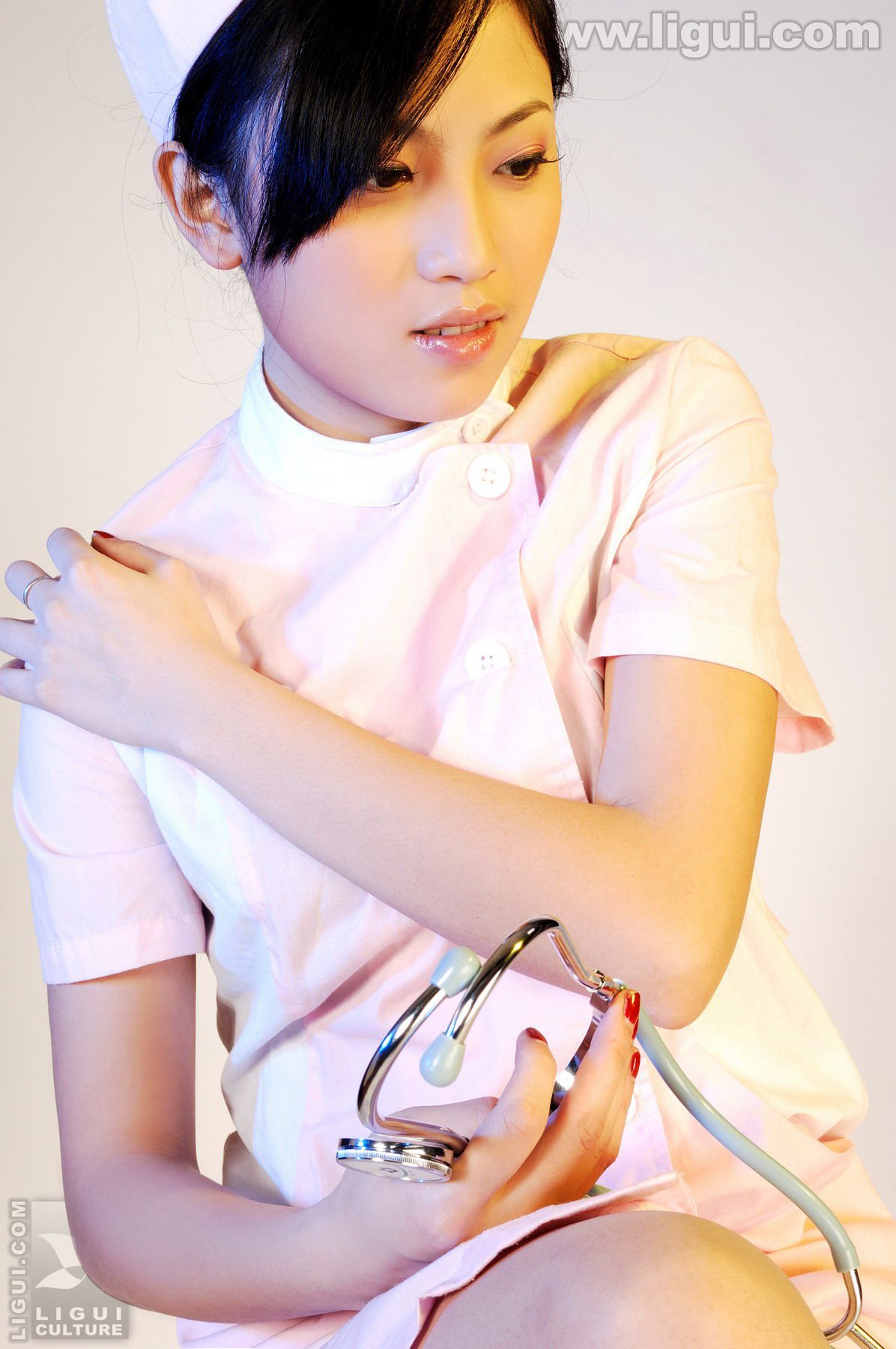 Model 左左《完美的护士情节》 [丽柜LiGui] 美腿玉足写真图片_第2张