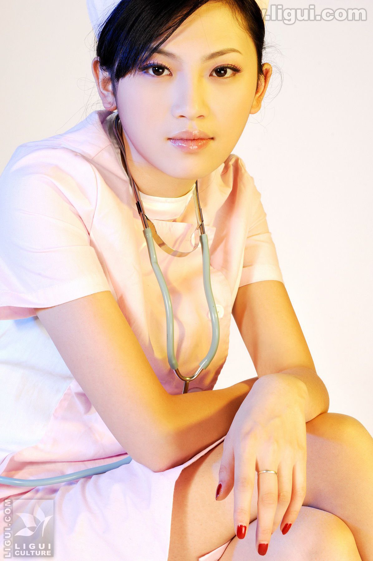Model 左左《完美的护士情节》 [丽柜LiGui] 美腿玉足写真图片_第3张