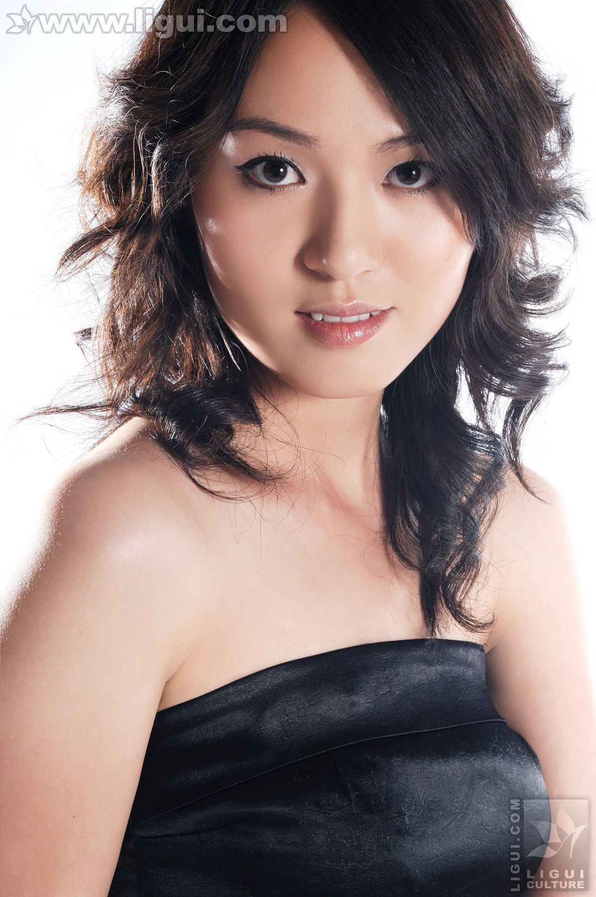 Model 欧阳茜《高贵气质，极品视觉》 [丽柜LiGui] 美腿玉足写真图片_第1张