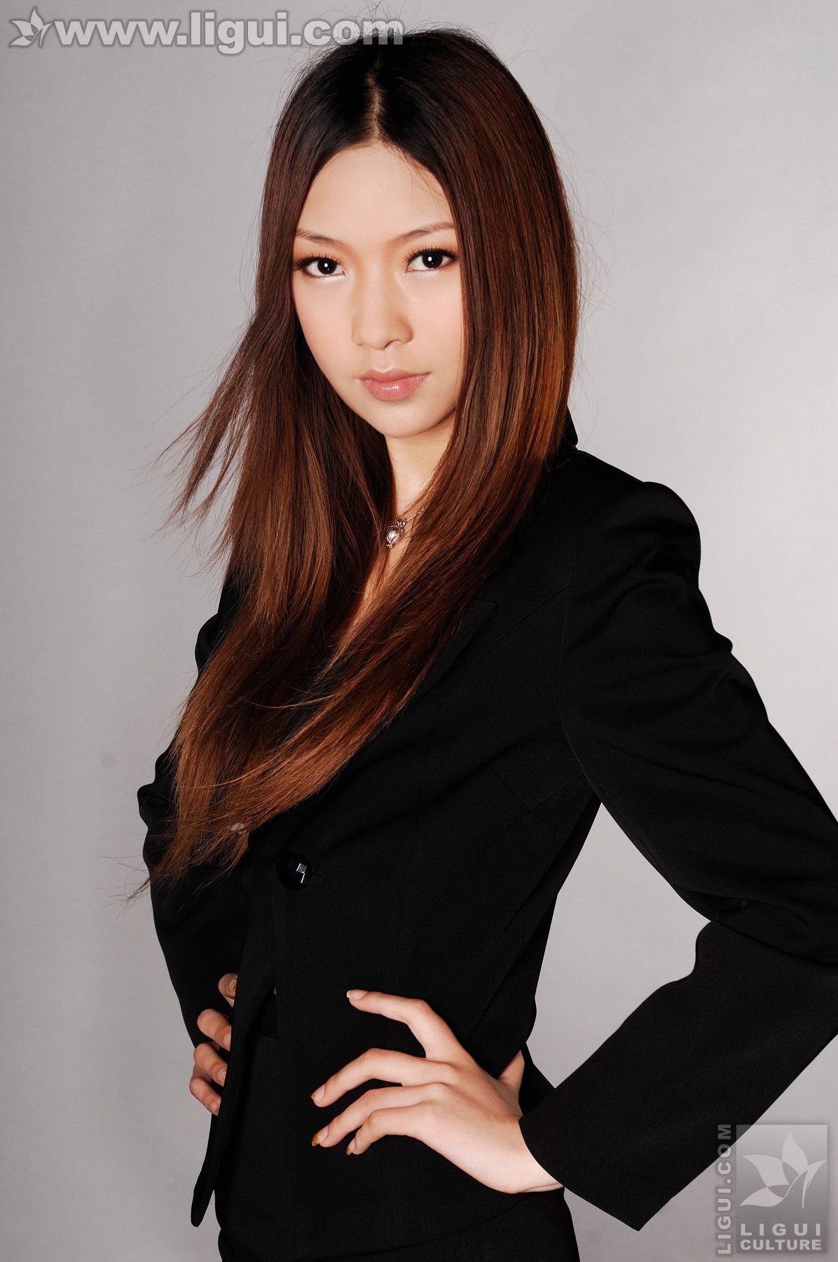 Model 文欣《职业美女诱惑下高贵姿态》 [丽柜LiGui] 美腿玉足写真图片_第1张