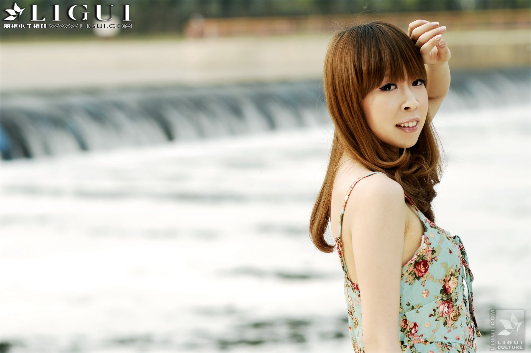 Model Vicky《唯美的外景表演》 [丽柜LiGui] 美腿玉足写真图片_第3张