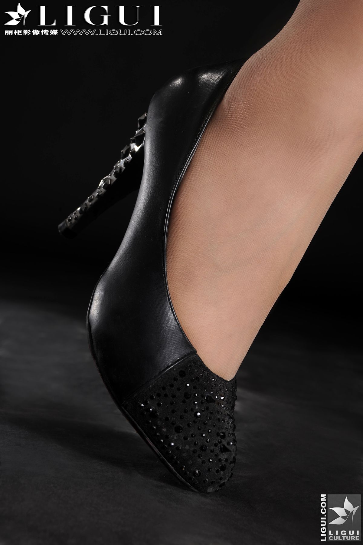 Model 怡萱《迷人的家庭女教師》上中下合集版 [丽柜LiGui] 美腿玉足写真图片_第4张