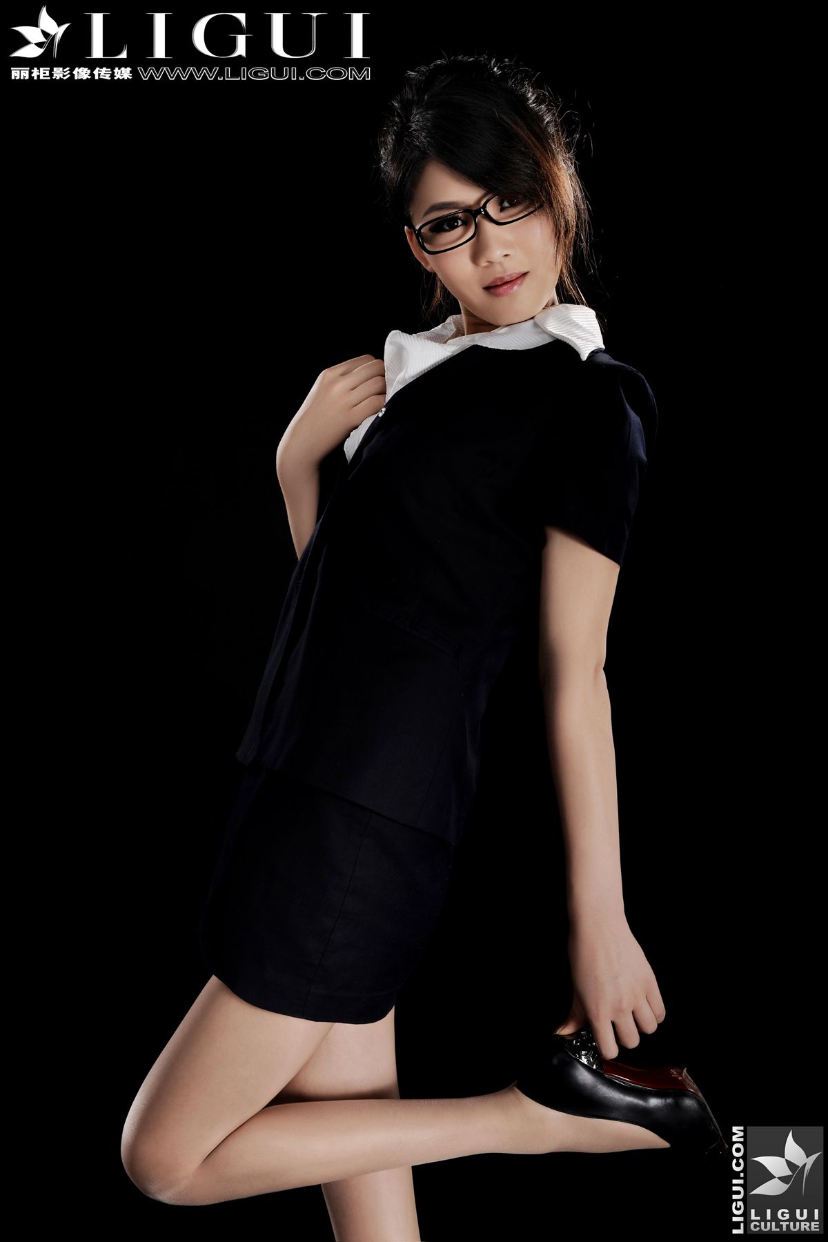 Model 怡萱《迷人的家庭女教師》上中下合集版 [丽柜LiGui] 美腿玉足写真图片_第5张