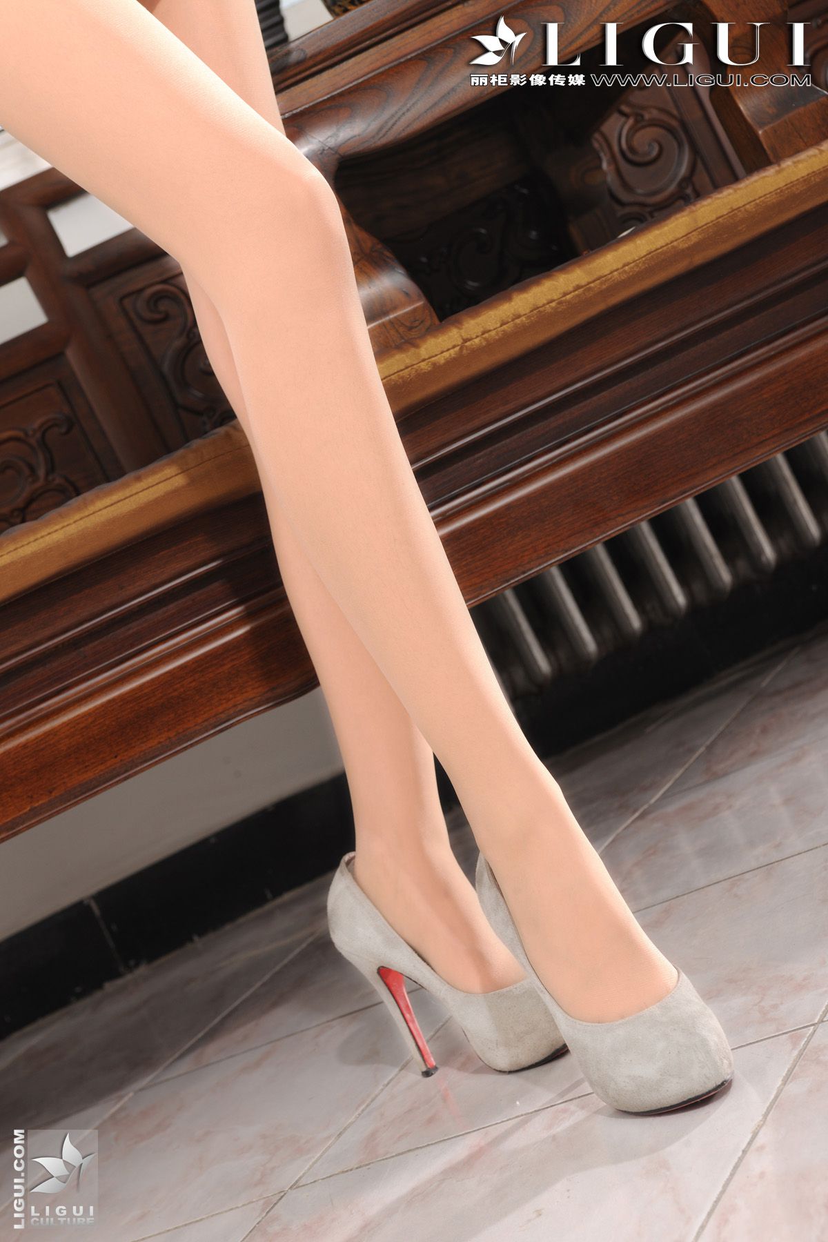 Model 文欣《古榻丝韵》 上下合集 [丽柜LiGui] 美腿玉足写真图片_第2张