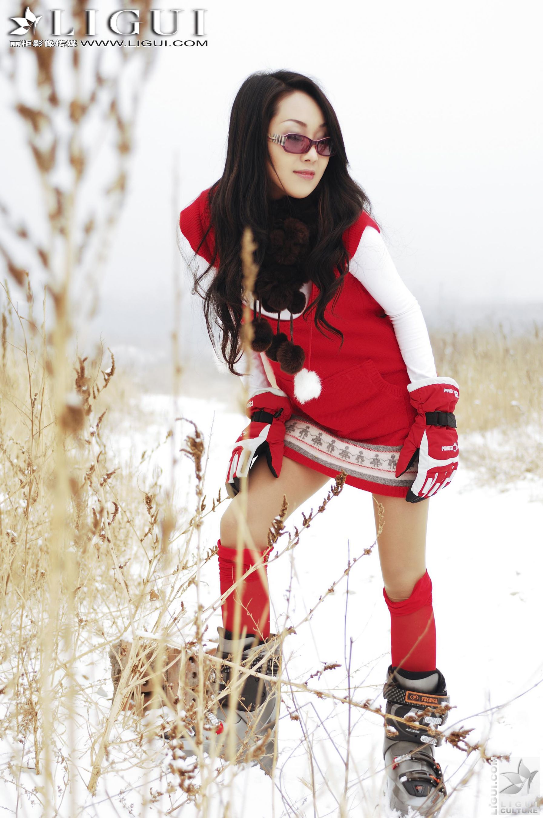 Model 琳达《雪地女郎丝足秀》上下合集 [丽柜LiGui] 美腿玉足写真图片_第1张