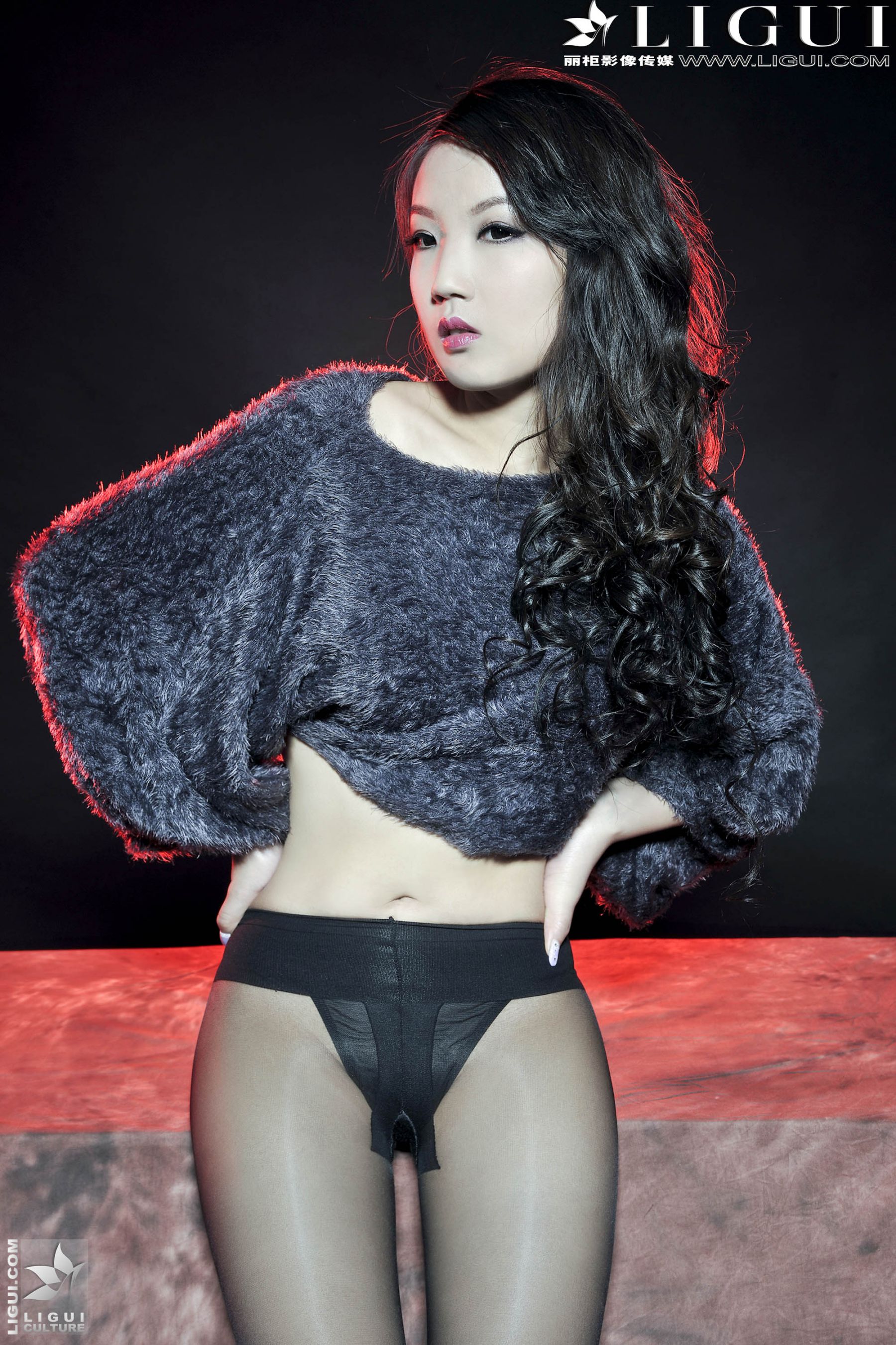 Model 司琪《皮草黑丝女郎》 [丽柜LiGui] 美腿玉足写真图片_第1张