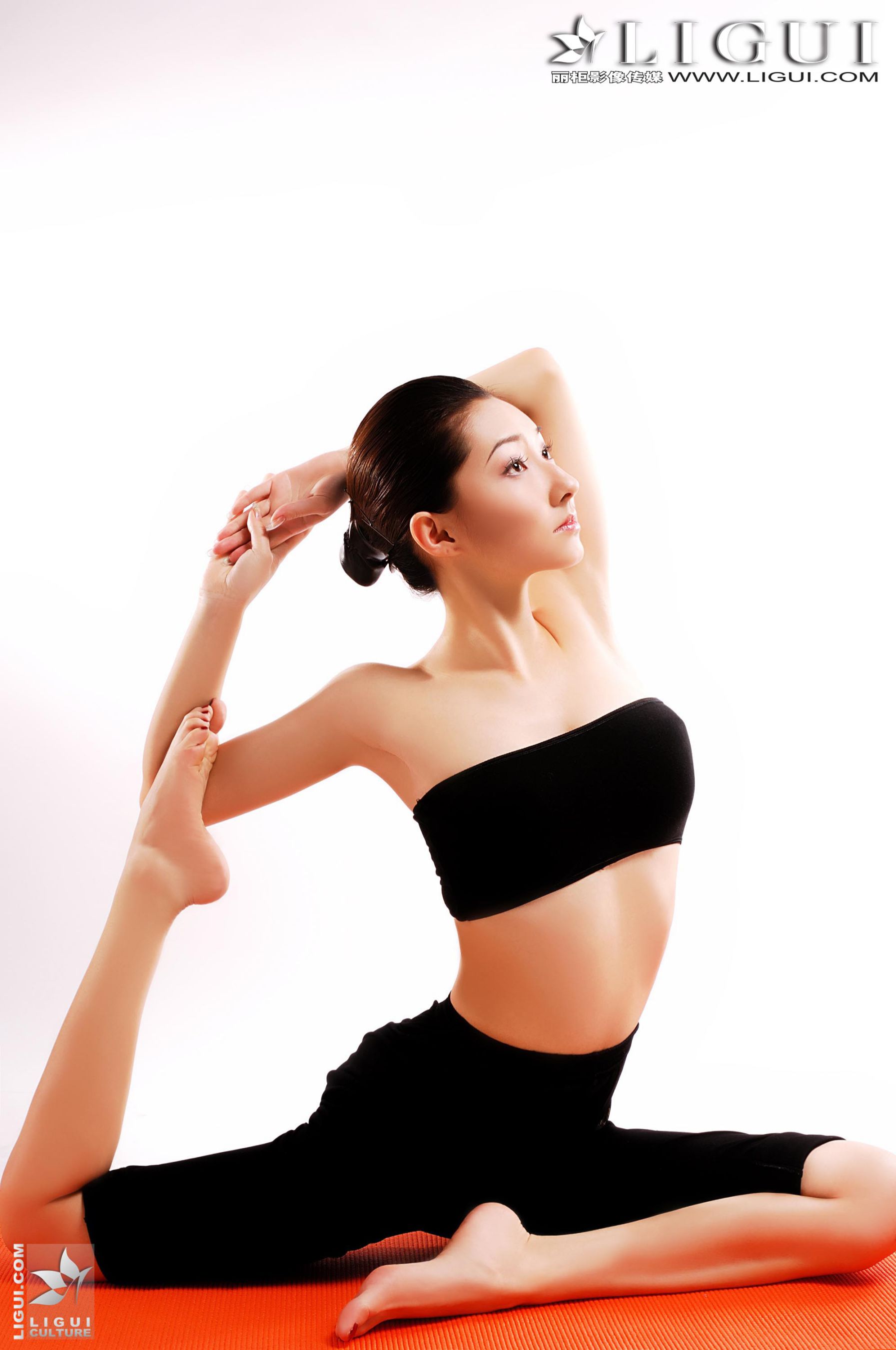 Model Kelly《瑜伽美女》 [丽柜贵足LiGui] 美腿丝足写真图片_第3张