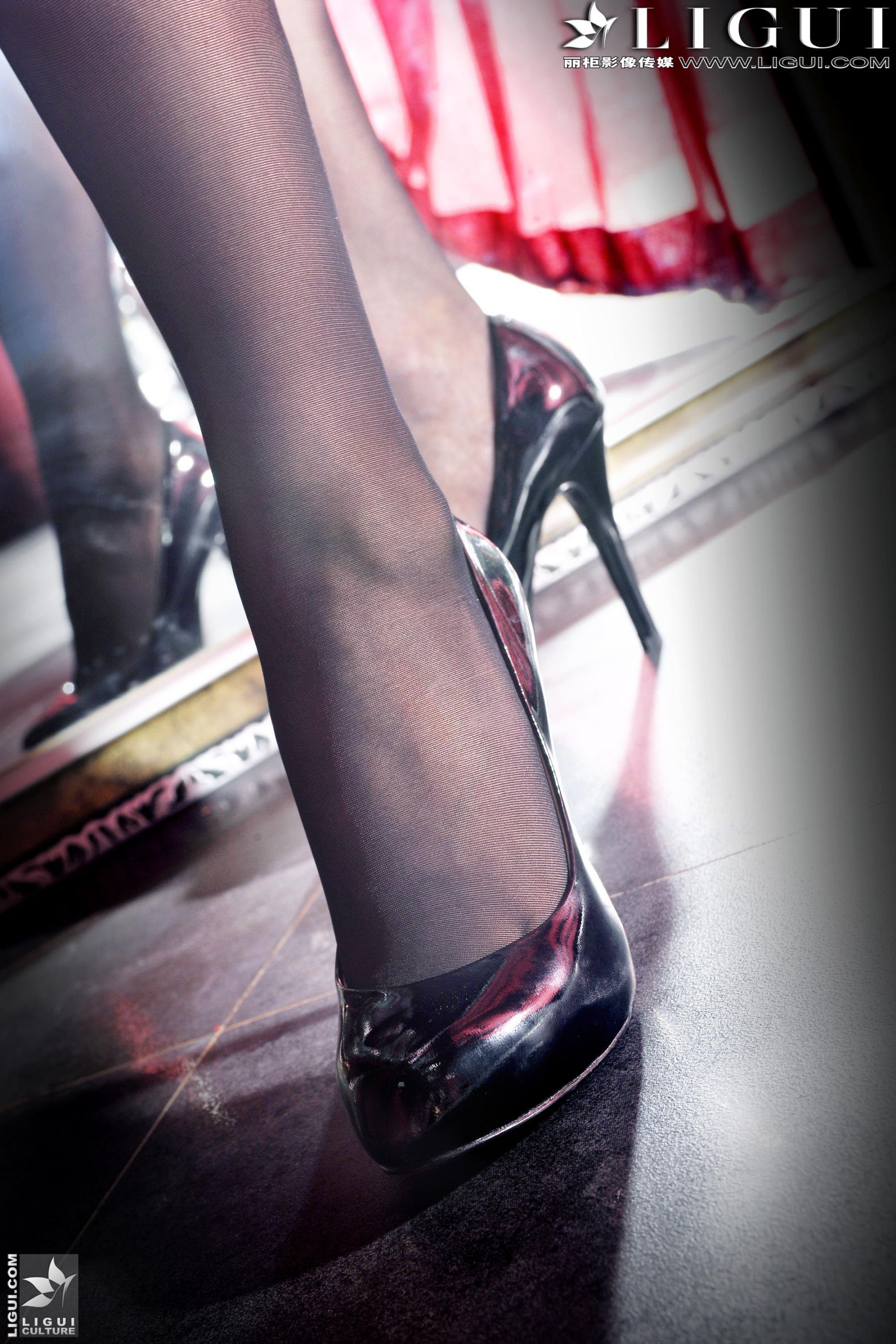 Model 美辰《睡衣+黑丝高跟》[丽柜贵足LiGui] 美腿丝足写真图片_第4张