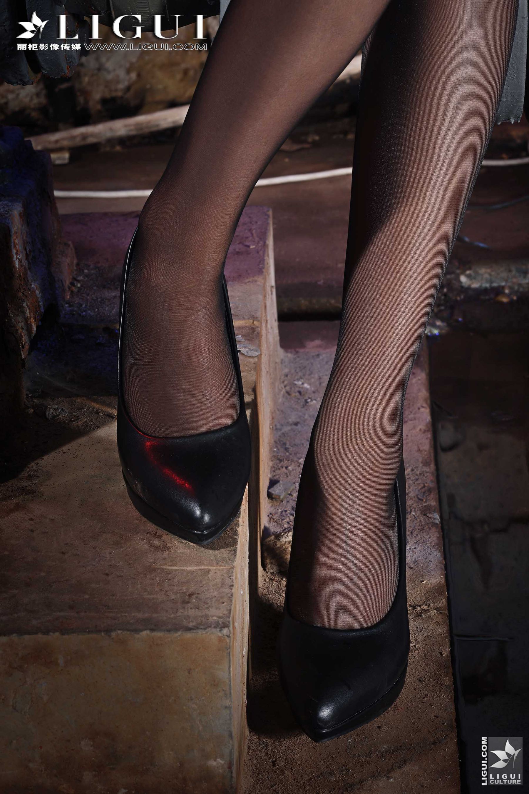 Model 薇薇《黑丝镣铐女警》 [丽柜贵足LiGui] 美腿丝足写真图片_第4张