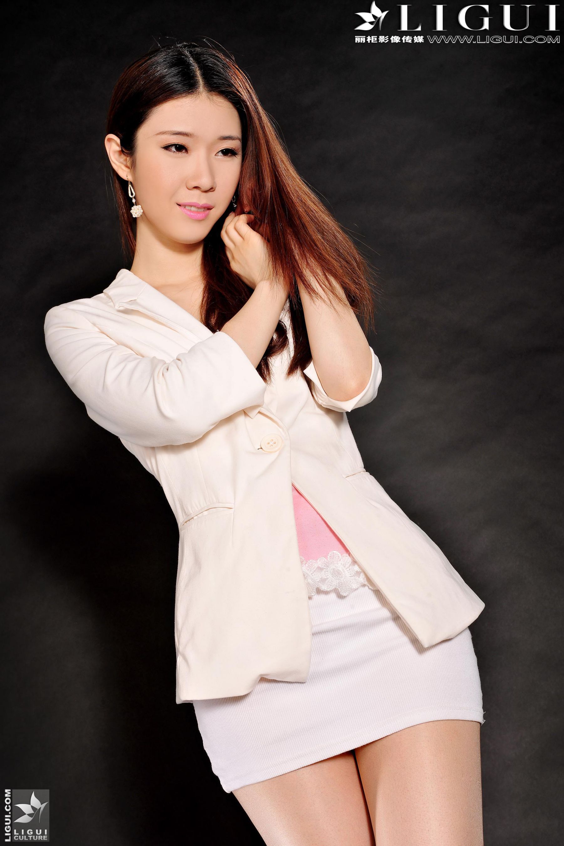 [丽柜贵足LiGui] Model 美辰《OL时尚丽人》美腿丝足写真图片_第5张