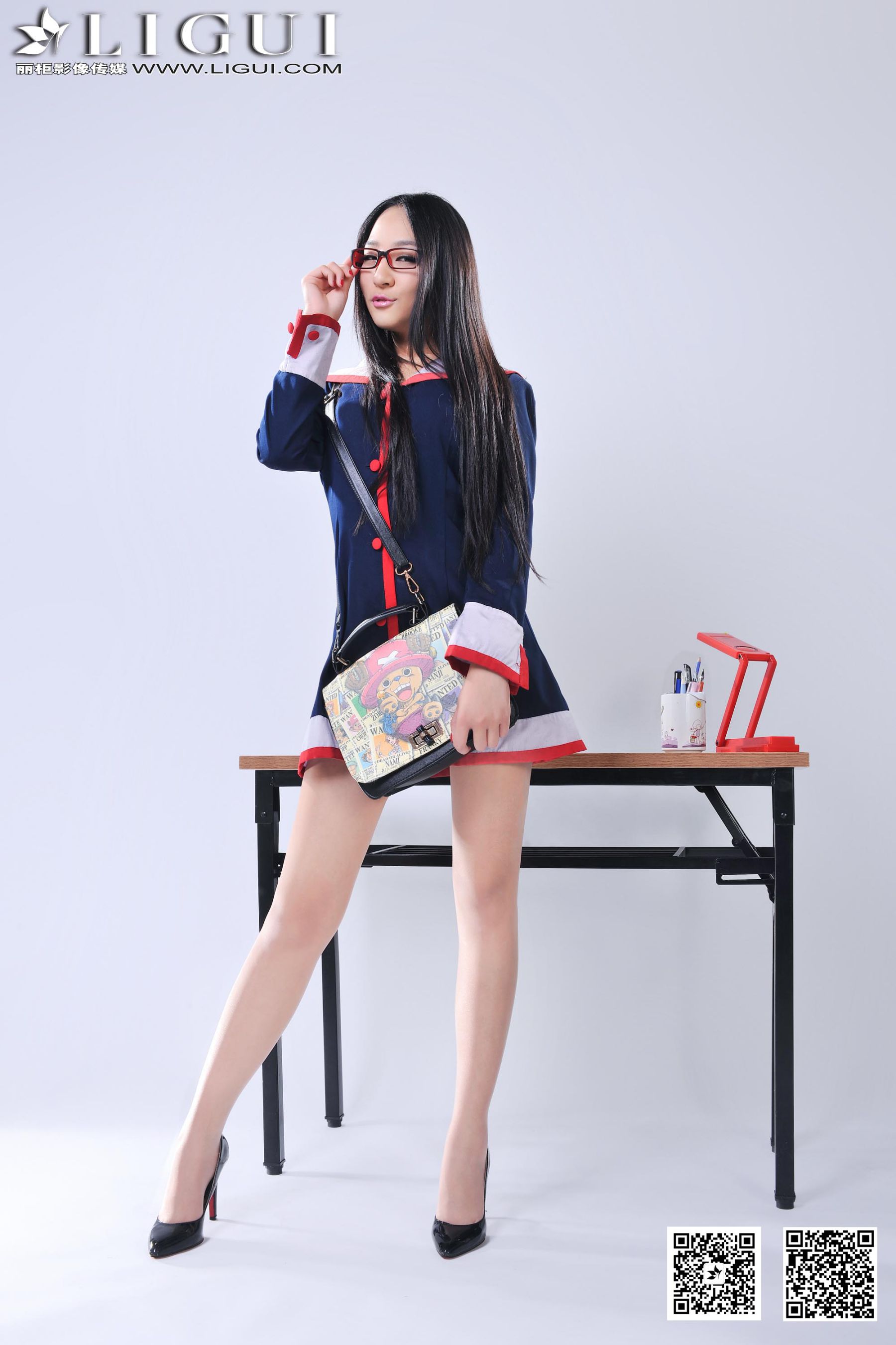 [丽柜LiGui] Model Amily《小眼镜学妹丝足》上下全集 美腿玉足写真图片_第2张