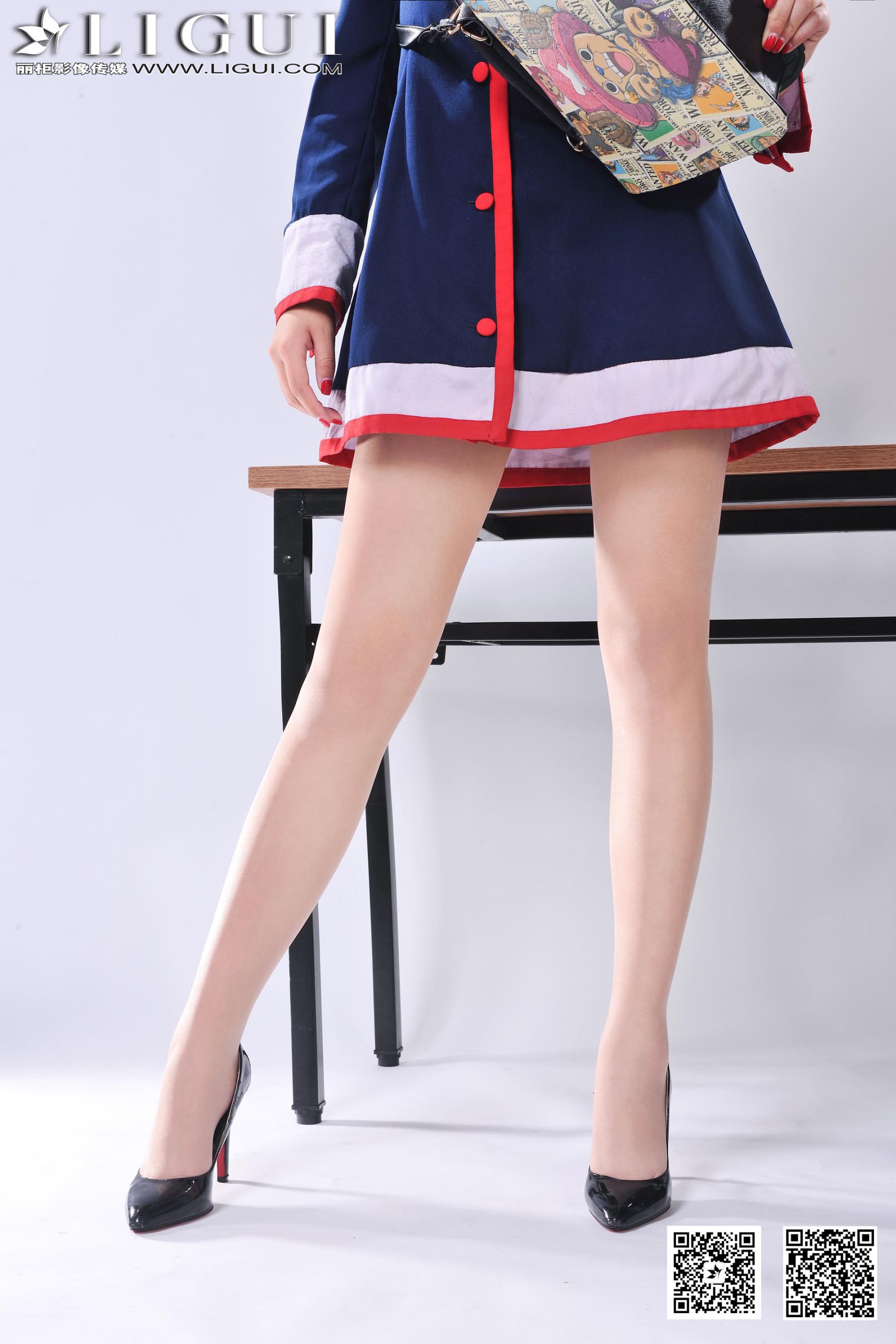 [丽柜LiGui] Model Amily《小眼镜学妹丝足》上下全集 美腿玉足写真图片_第3张