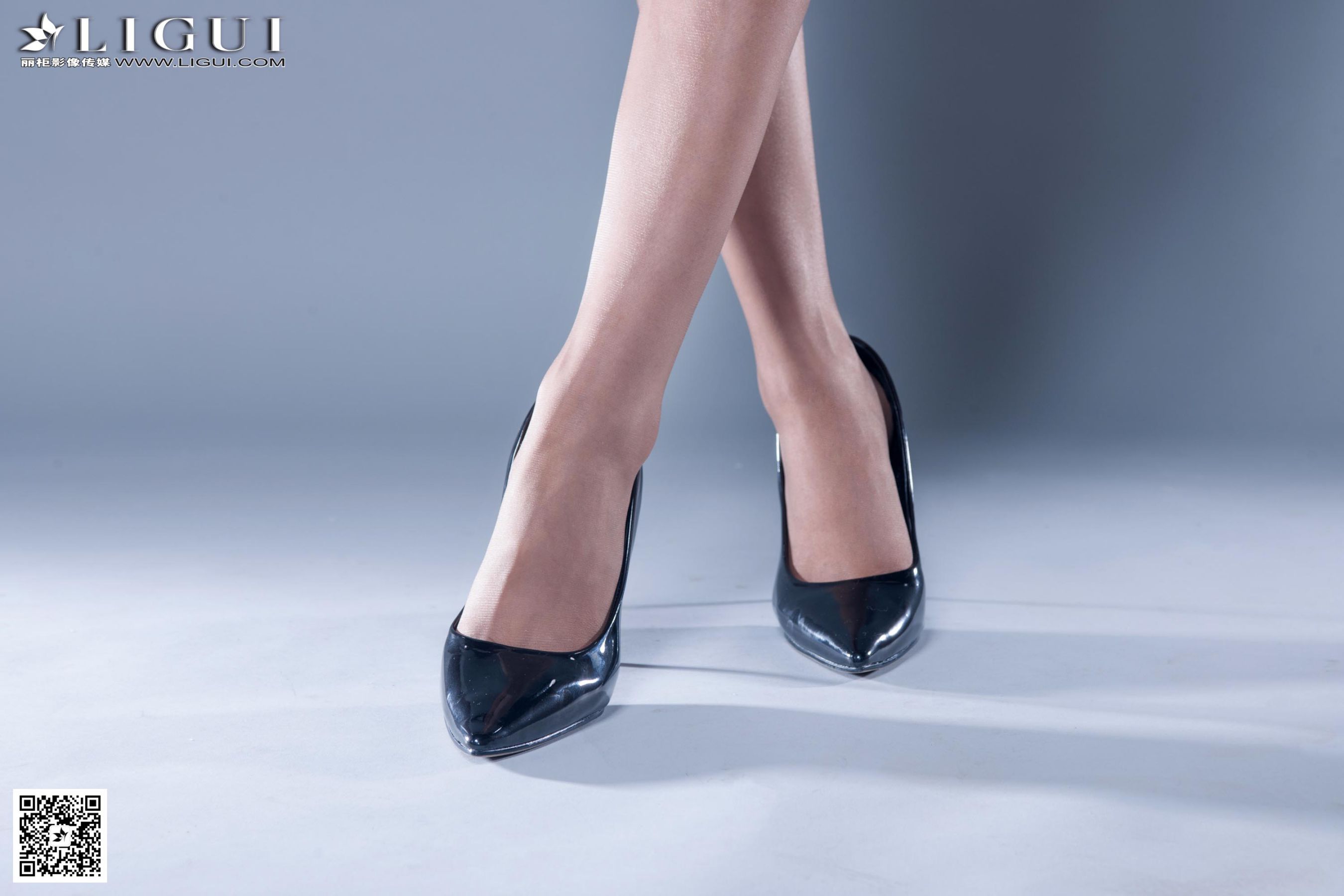 [丽柜LiGui] Model 潼潼《棚拍职业装丝足高跟》上下全集 美腿玉足写真图片_第3张