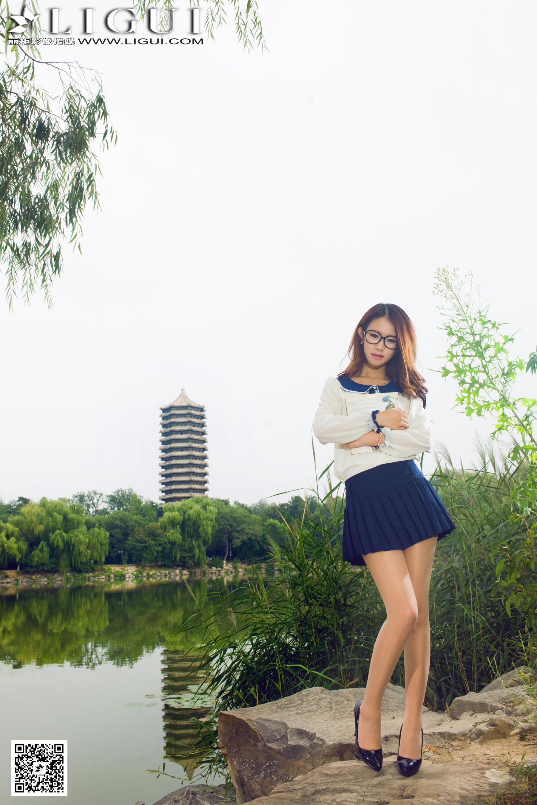 Model 语寒《校花女神公园美拍》上下全集 [丽柜LiGui] 美腿玉足写真图片_第1张