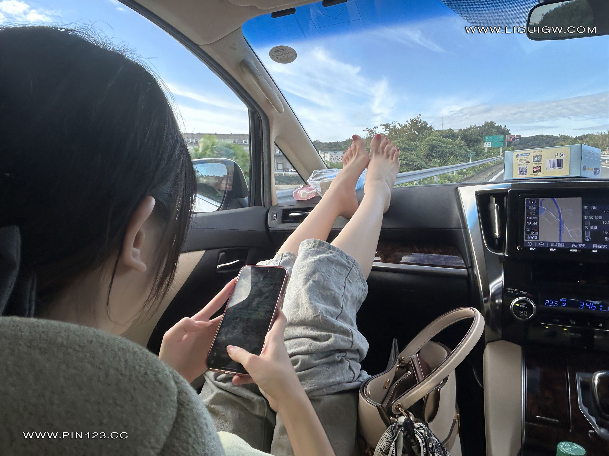 [Ligui丽柜] 2024.11.14 日本旅拍3 兔子_第1张