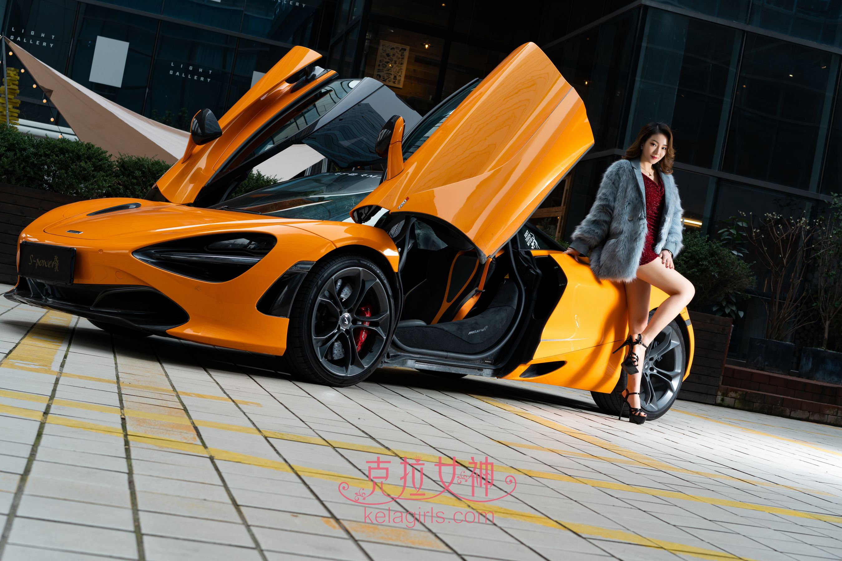 [克拉女神Kelagirls]  舒彤 香车美腿_第1张