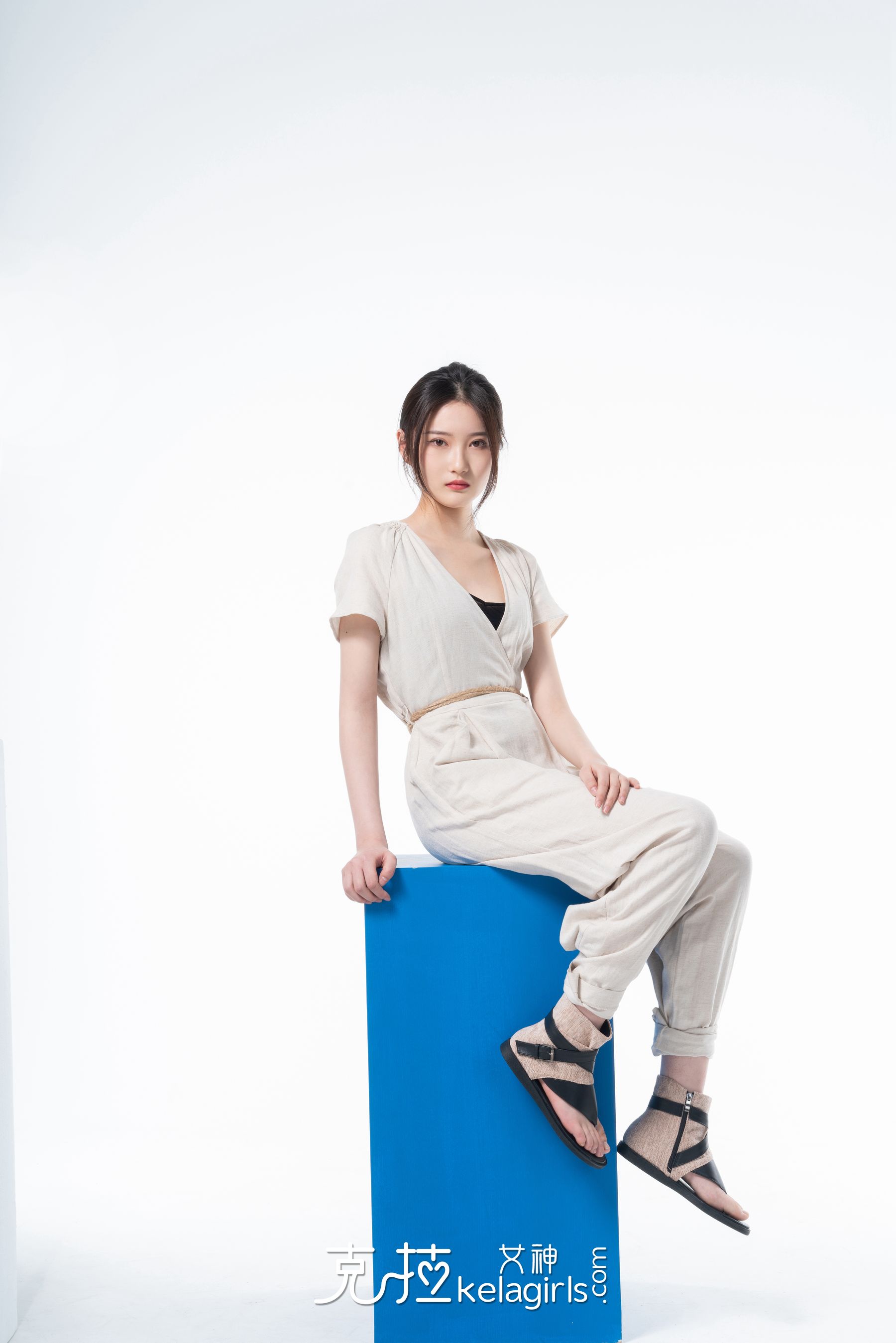 [克拉女神Kelagirls]  嘉萌 脱鞋量脚_第2张