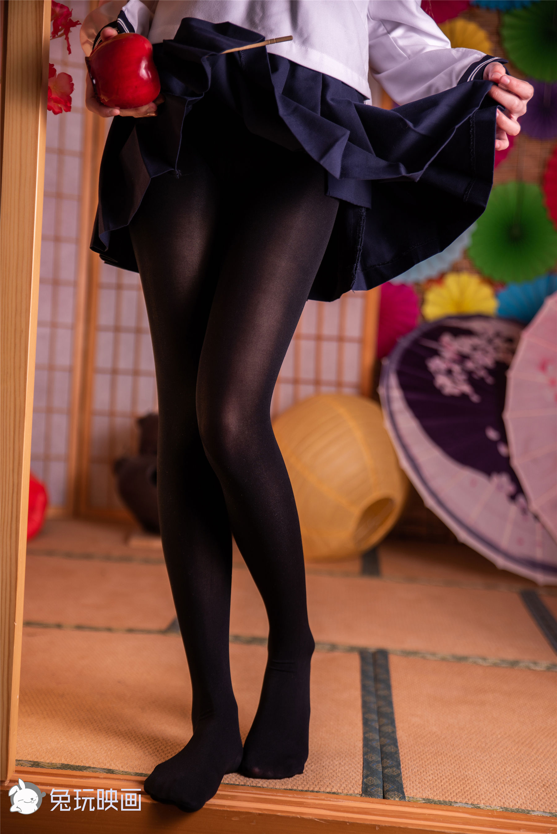 [兔玩映画] - 冬天里的黑丝JK裙_第1张