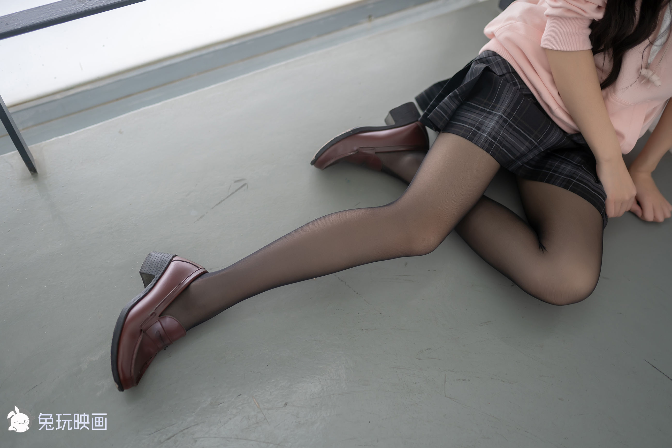 [兔玩映画] - 楼梯上的萝莉黑丝_第3张
