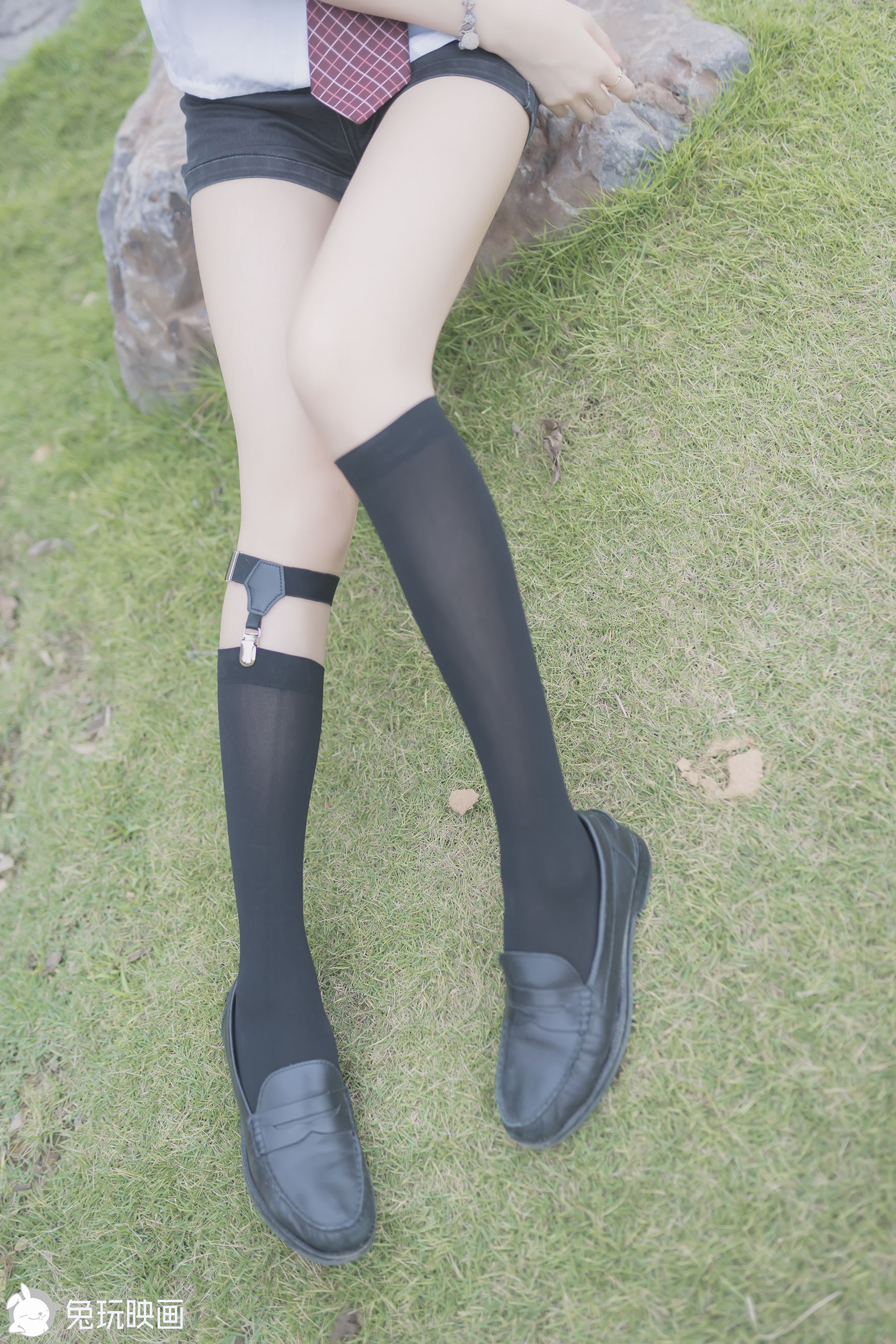 [兔玩映画] - 草坪上的小细腿_第1张