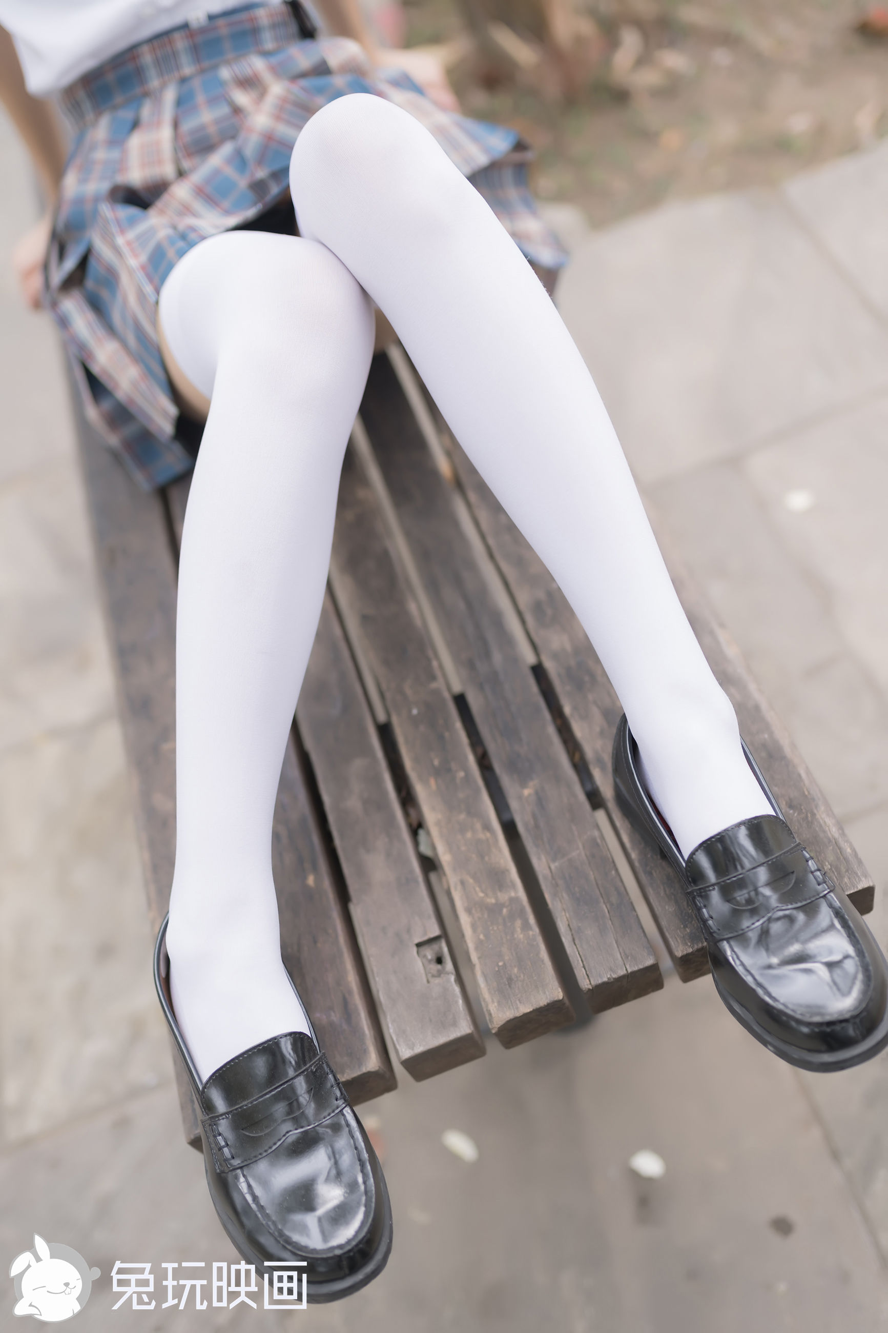 [兔玩映画] - 路边的椅子上_第1张