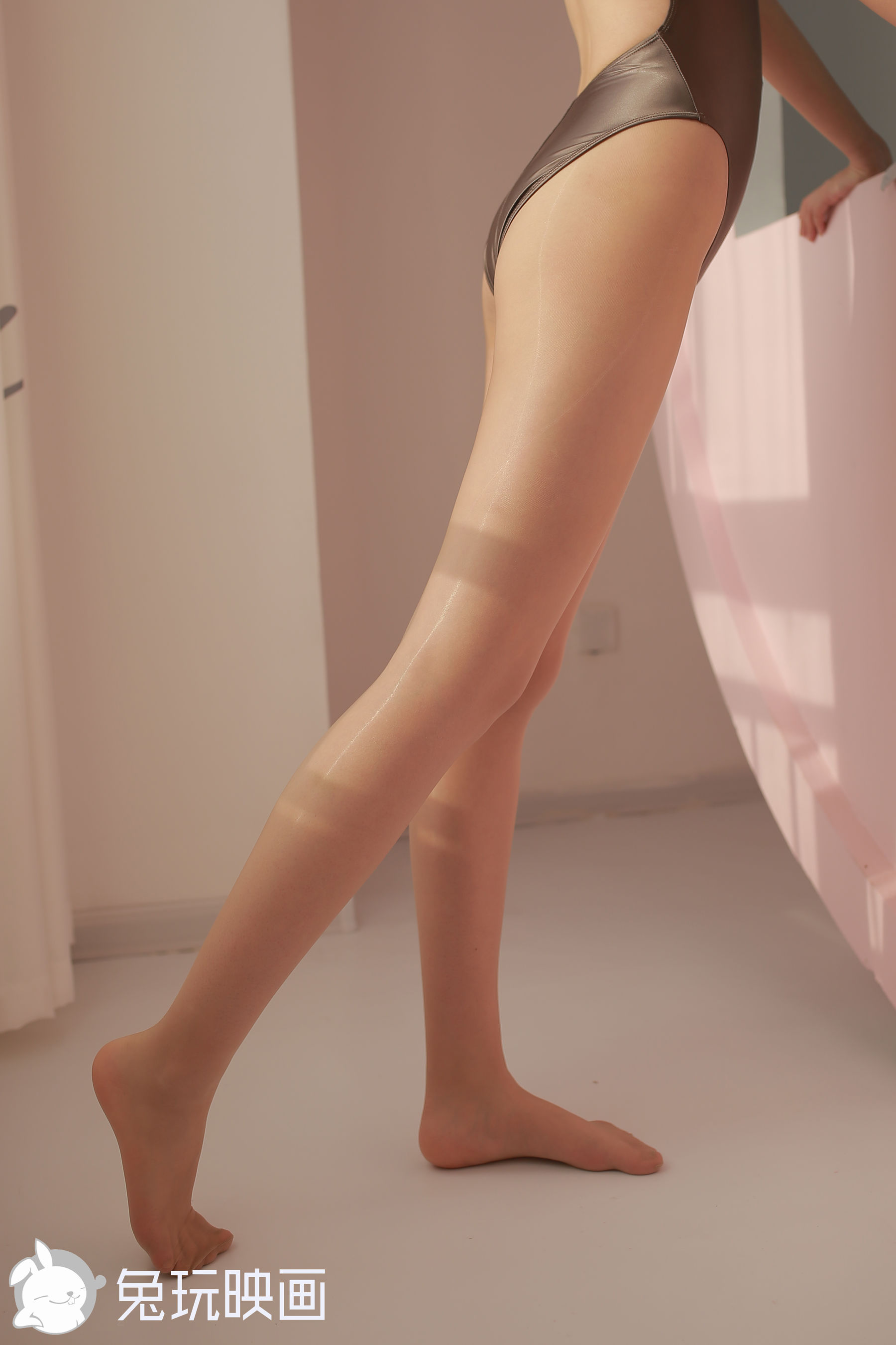 [兔玩映画] - 阳光中的大长腿_第4张