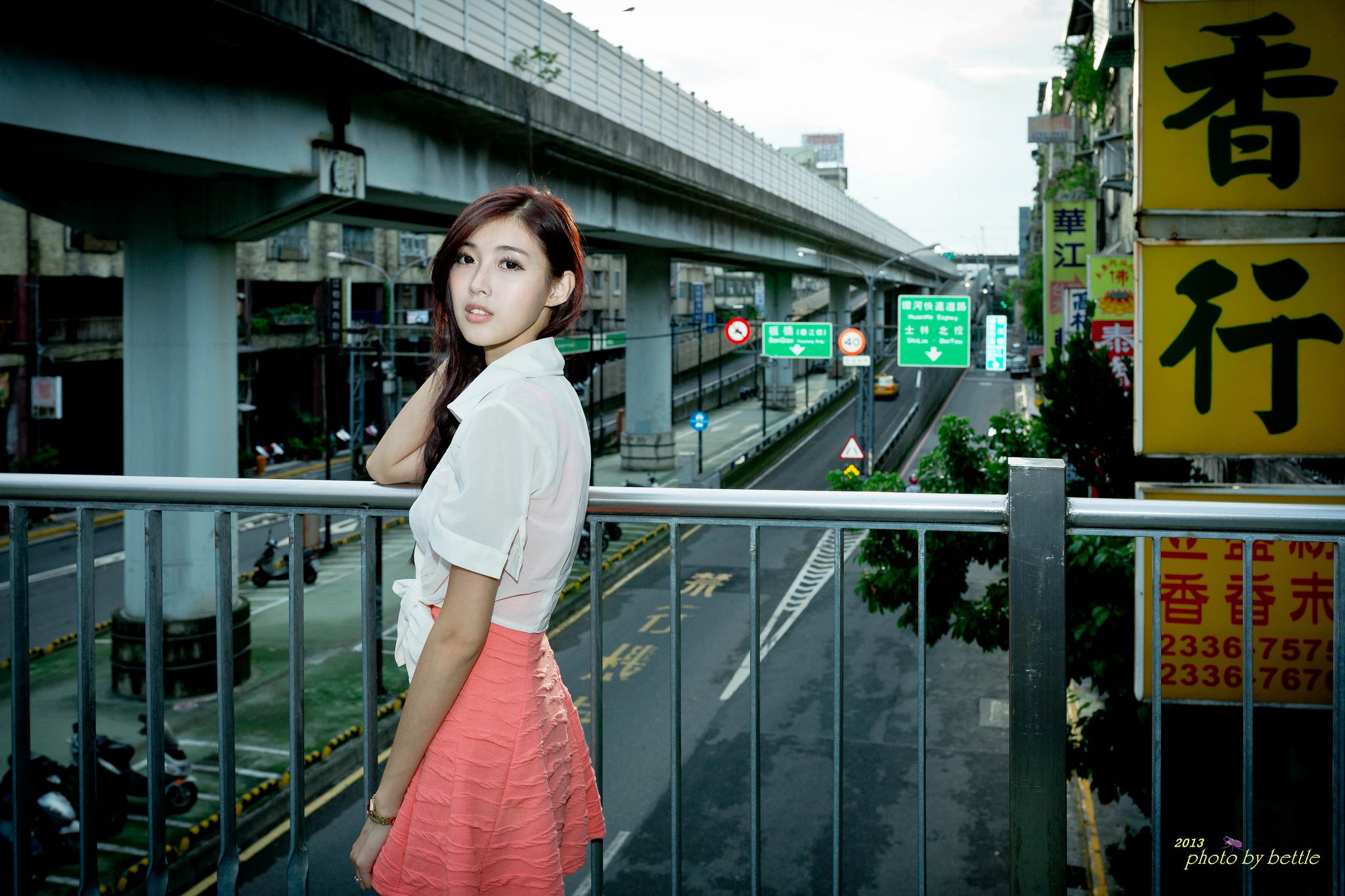 廖挺伶/Kila晶晶《街拍粉嫩连衣裙系列》_第1张