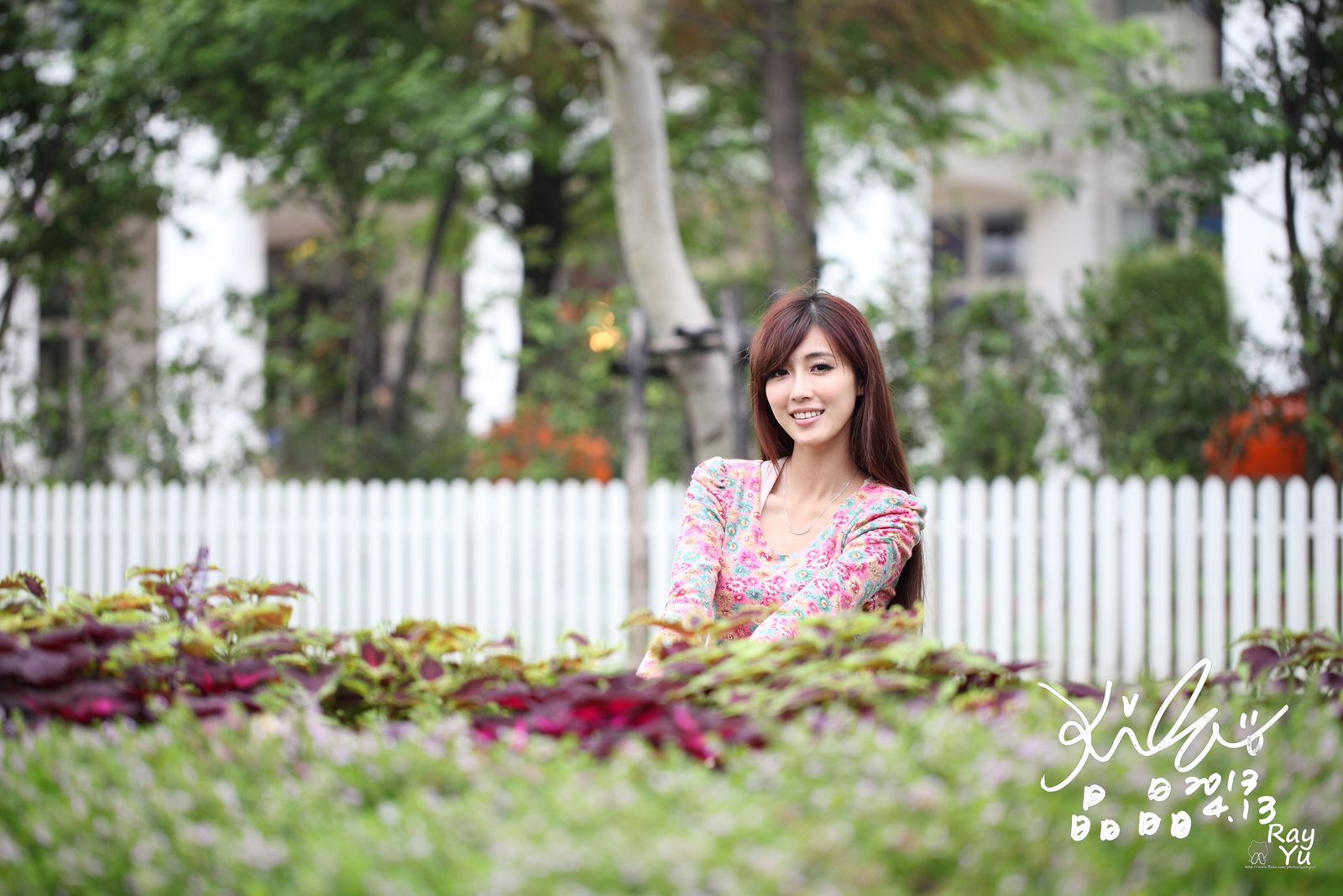 台湾美女廖挺伶/Kila晶晶《花色超短裙街拍》_第1张