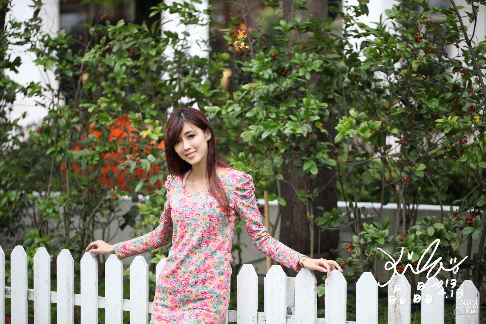 台湾美女廖挺伶/Kila晶晶《花色超短裙街拍》_第2张