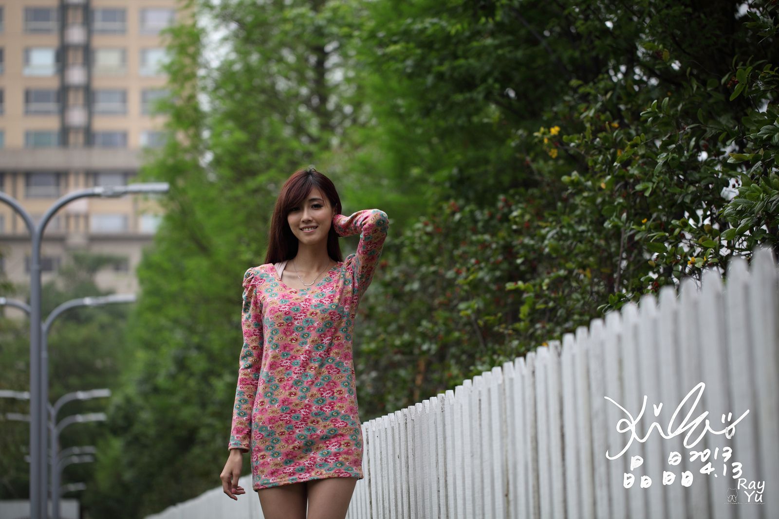 台湾美女廖挺伶/Kila晶晶《花色超短裙街拍》_第4张