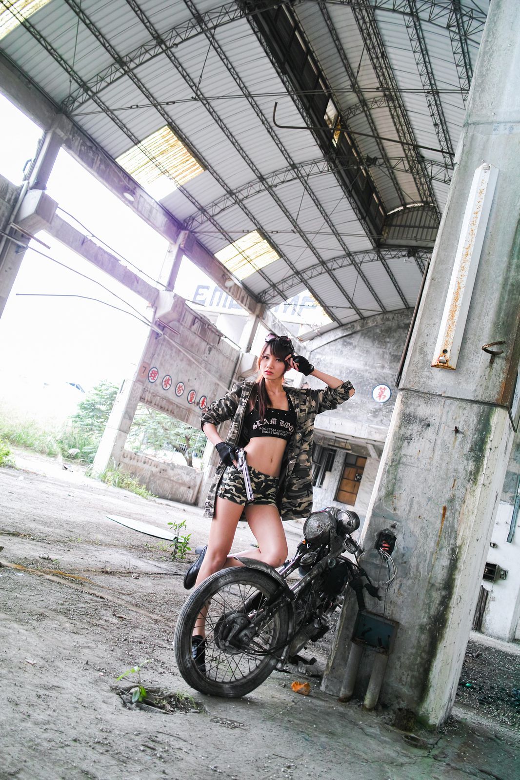 台湾美女蔡译心Candice《南港廢墟外拍》_第1张