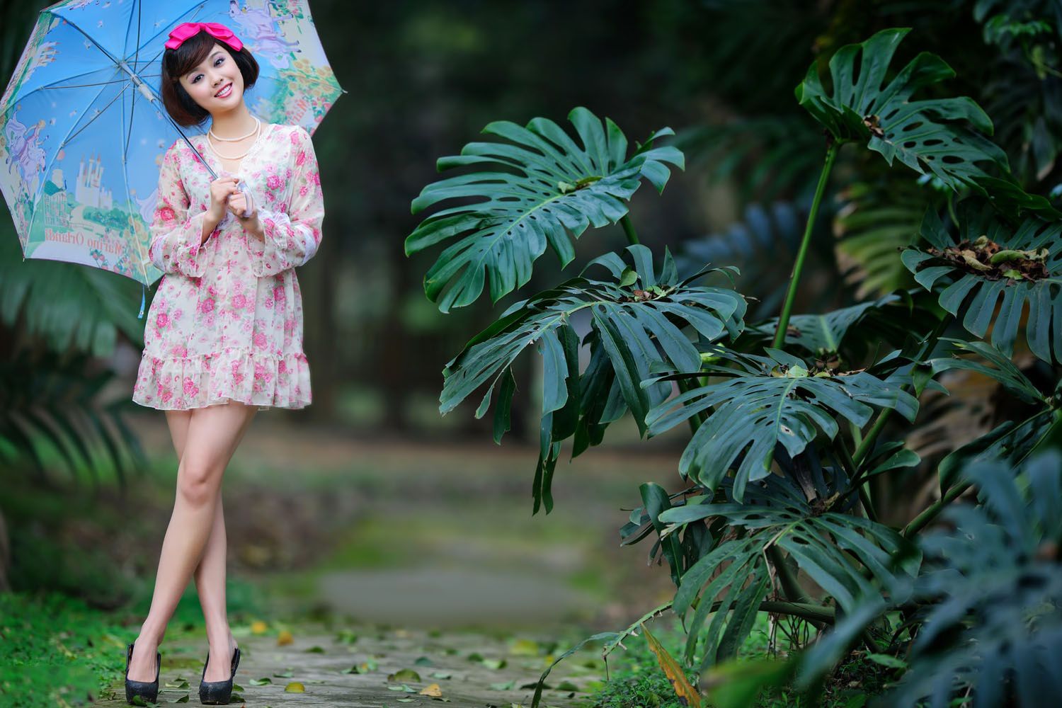 台湾妹子尹芝《唯美花色连衣裙外拍》_第4张