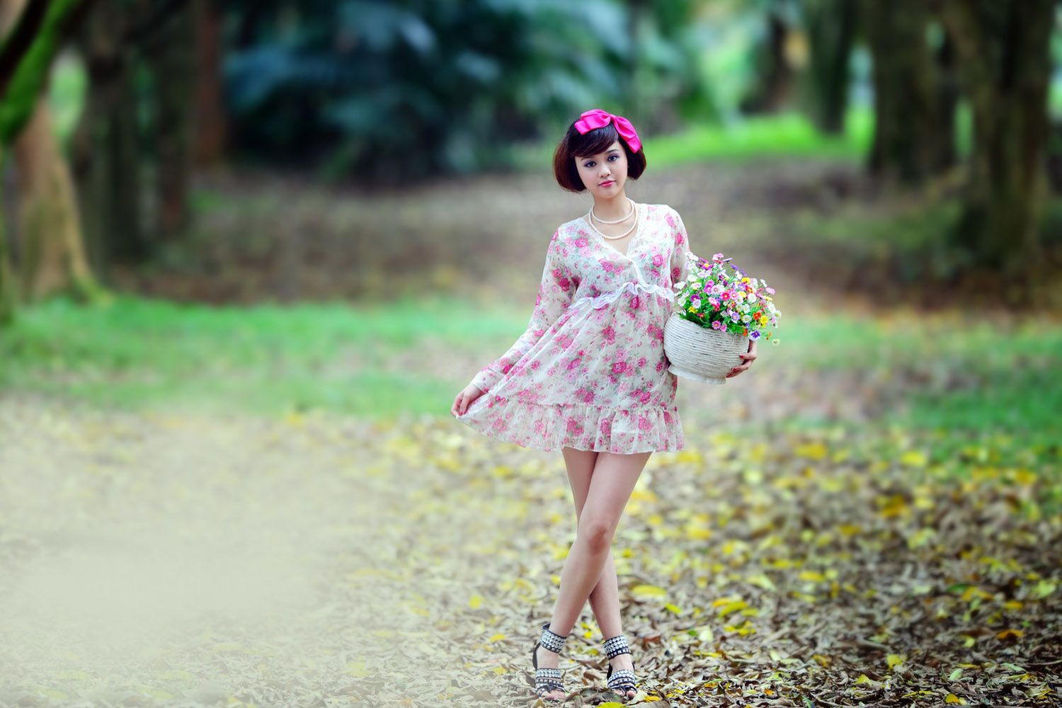 台湾妹子尹芝《唯美花色连衣裙外拍》_第5张