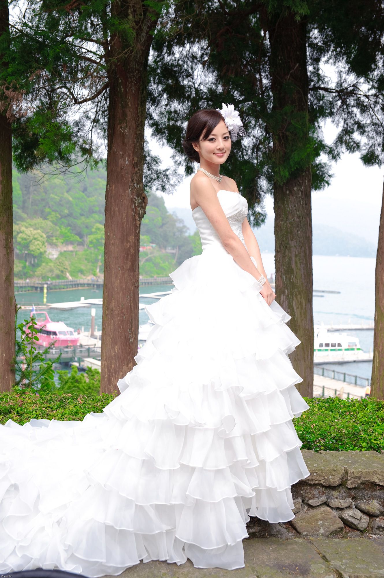 张凯洁/张允霏《日月潭+紙教堂(婚紗)》_第1张