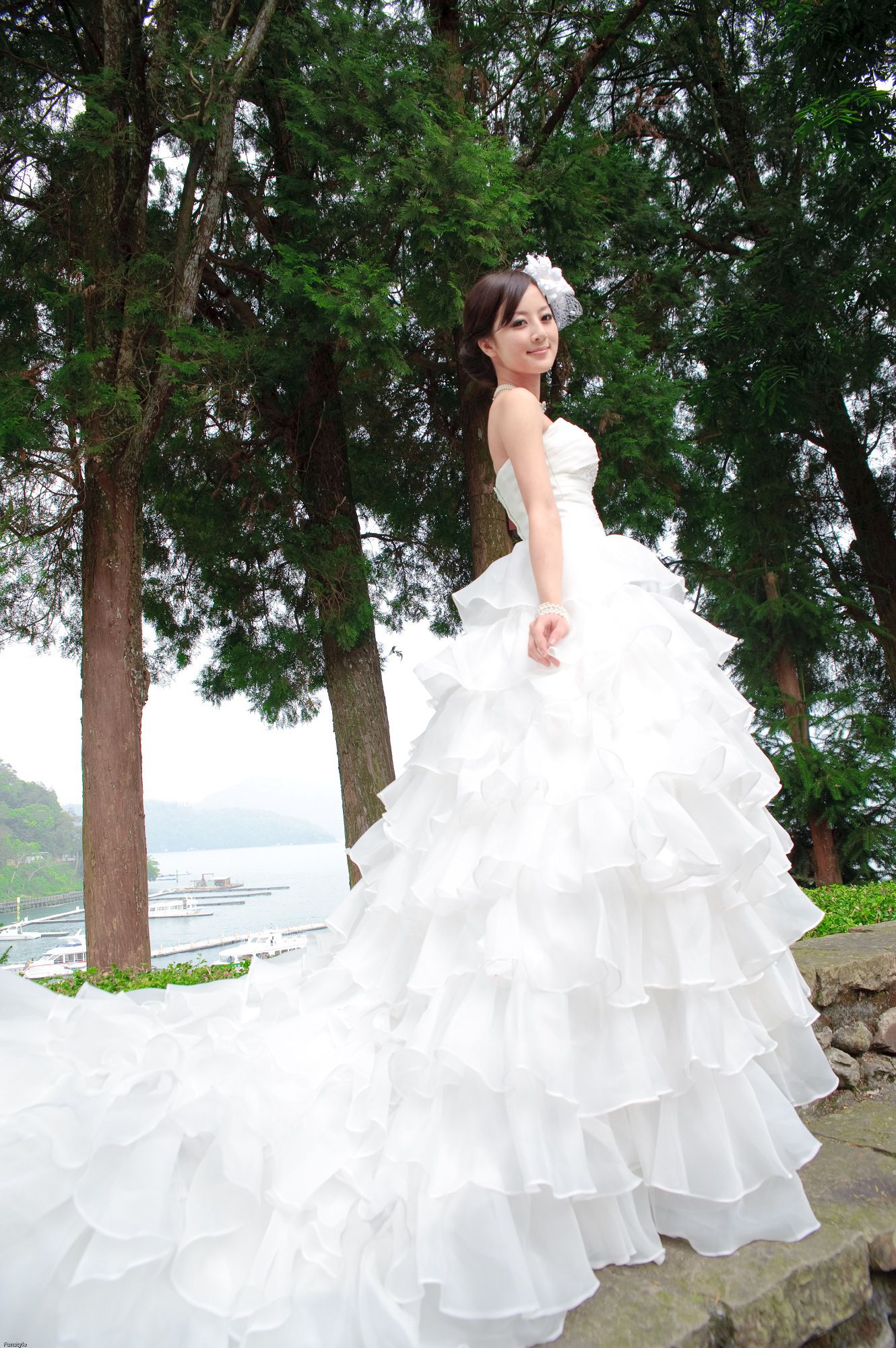 张凯洁/张允霏《日月潭+紙教堂(婚紗)》_第2张