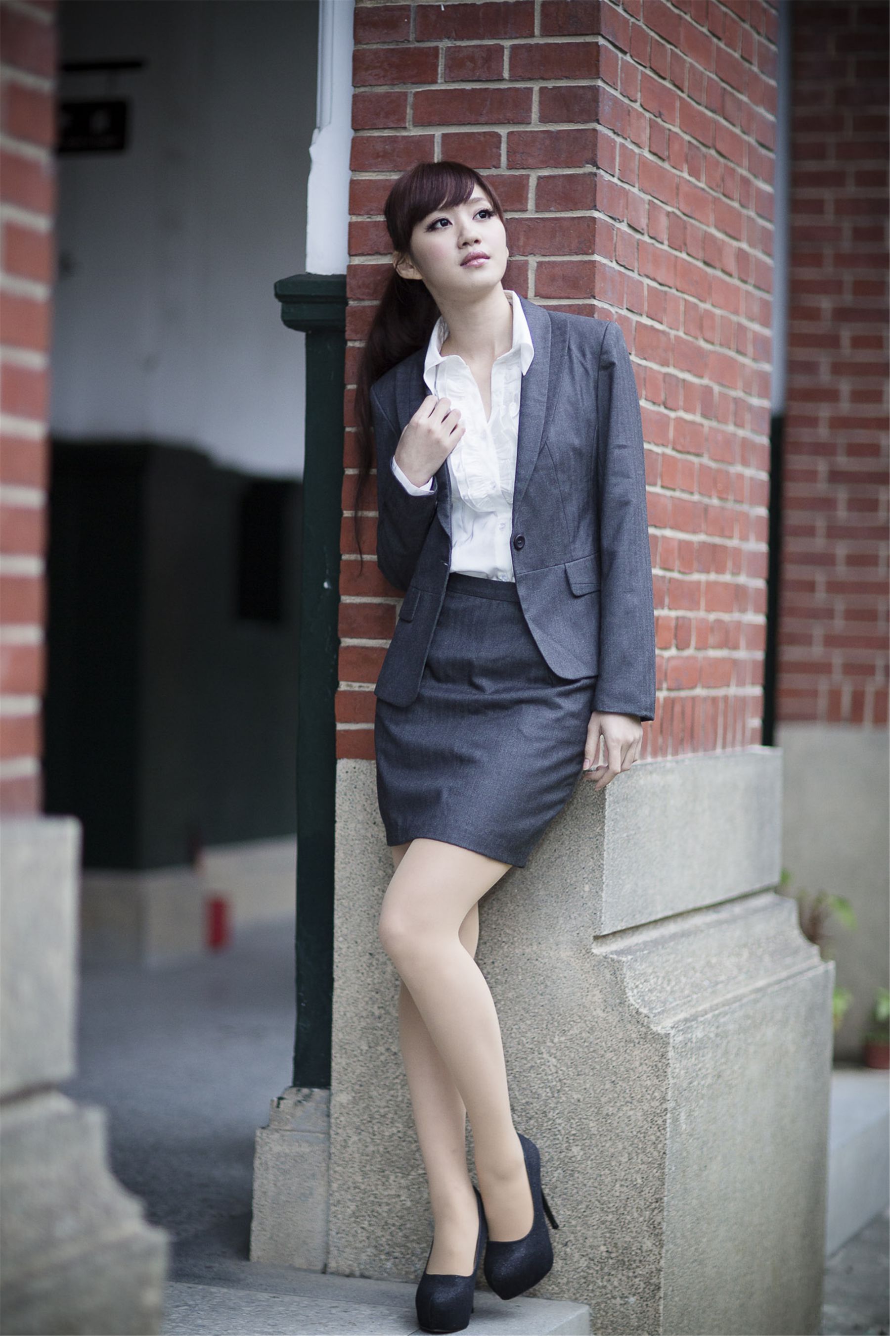 台湾正妹小雅《台大医学院外拍》_第5张