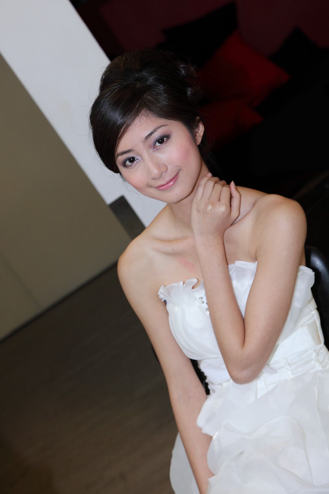 台湾气质美女Emily《唯美白色婚纱》_第3张